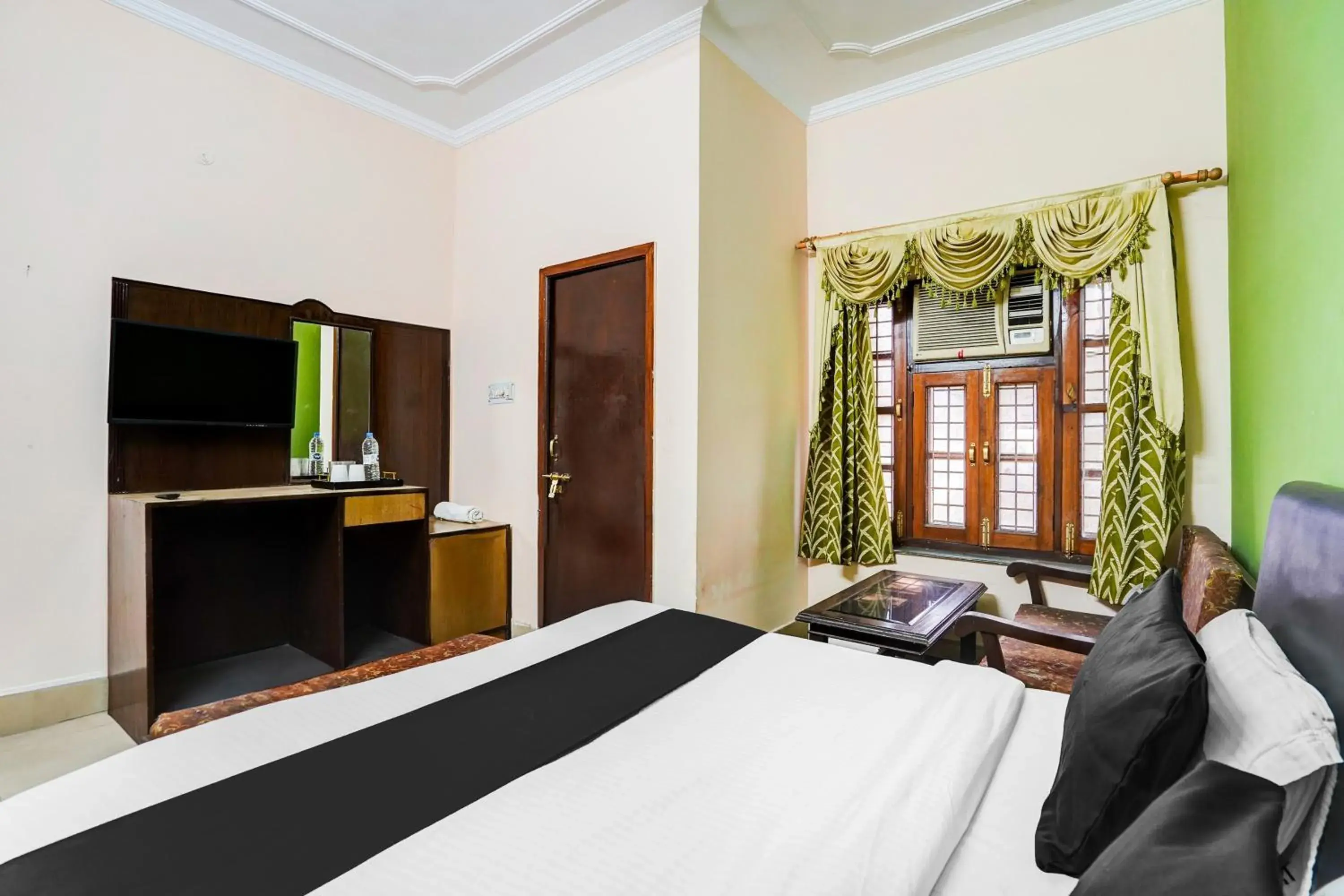 Bedroom, Bed in Super Hotel O Tyagi Road Near Prince Chowk Bedroom, Bed in Super Hotel O Tyagi Road Near Prince Chowk