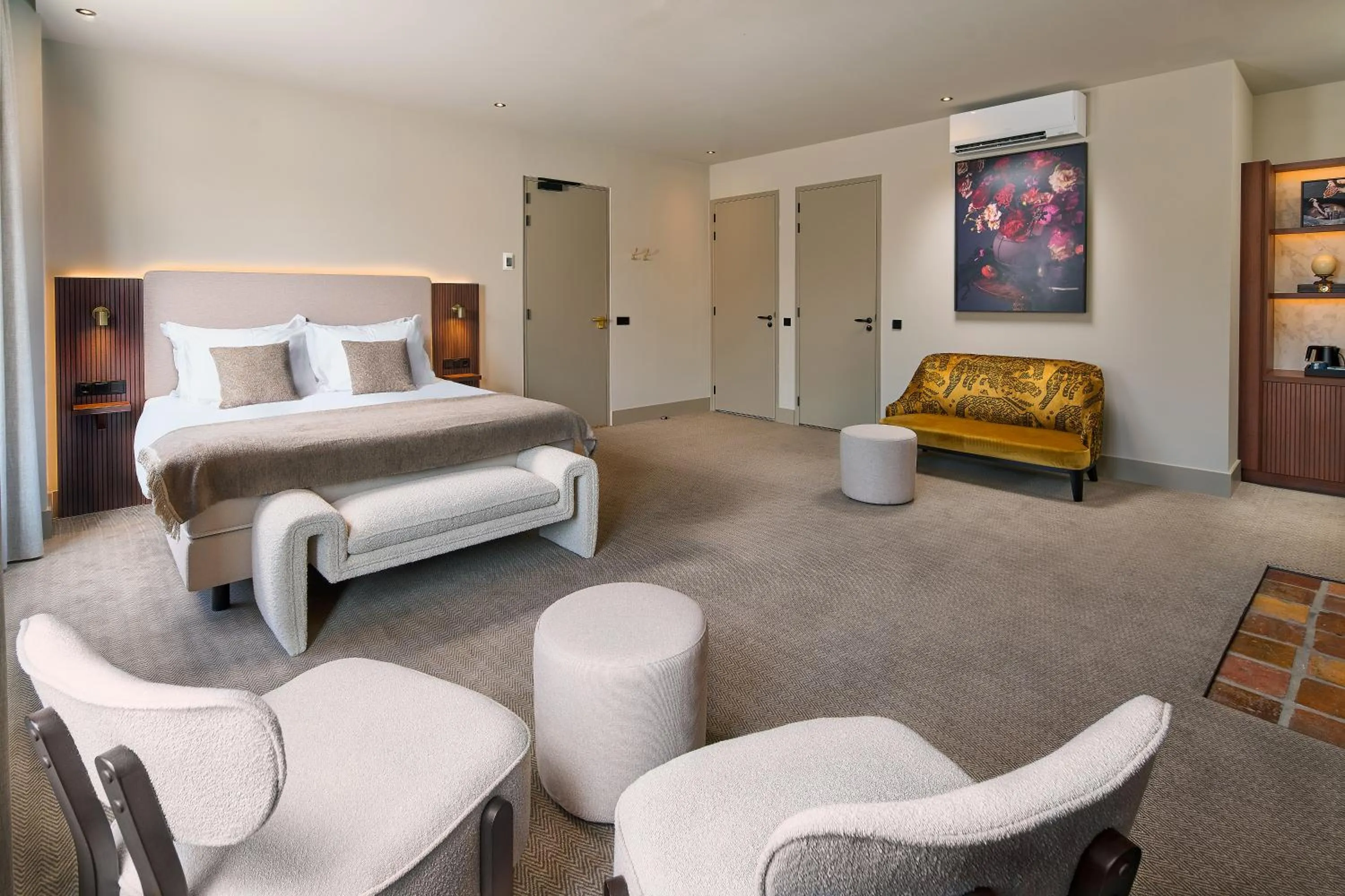 Photo of the whole room, Bed in The Saints Hotel