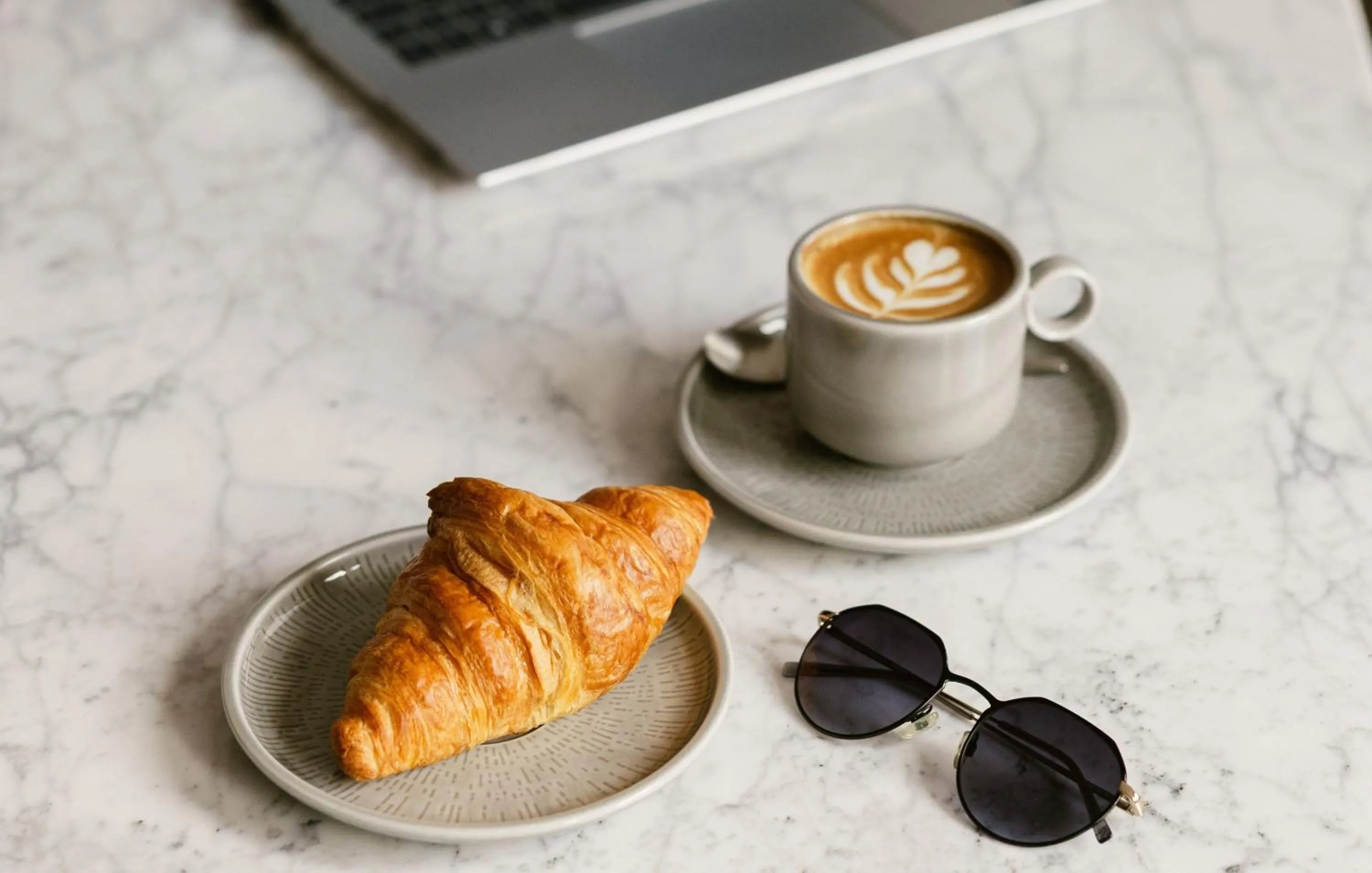 Restaurant/places to eat in Kimpton Main Frankfurt by IHG