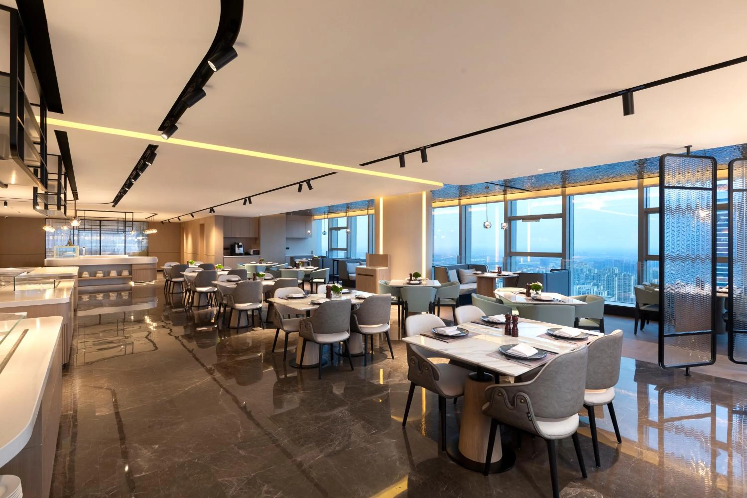 Restaurant/places to eat in Crowne Plaza Taizhou City Center by IHG