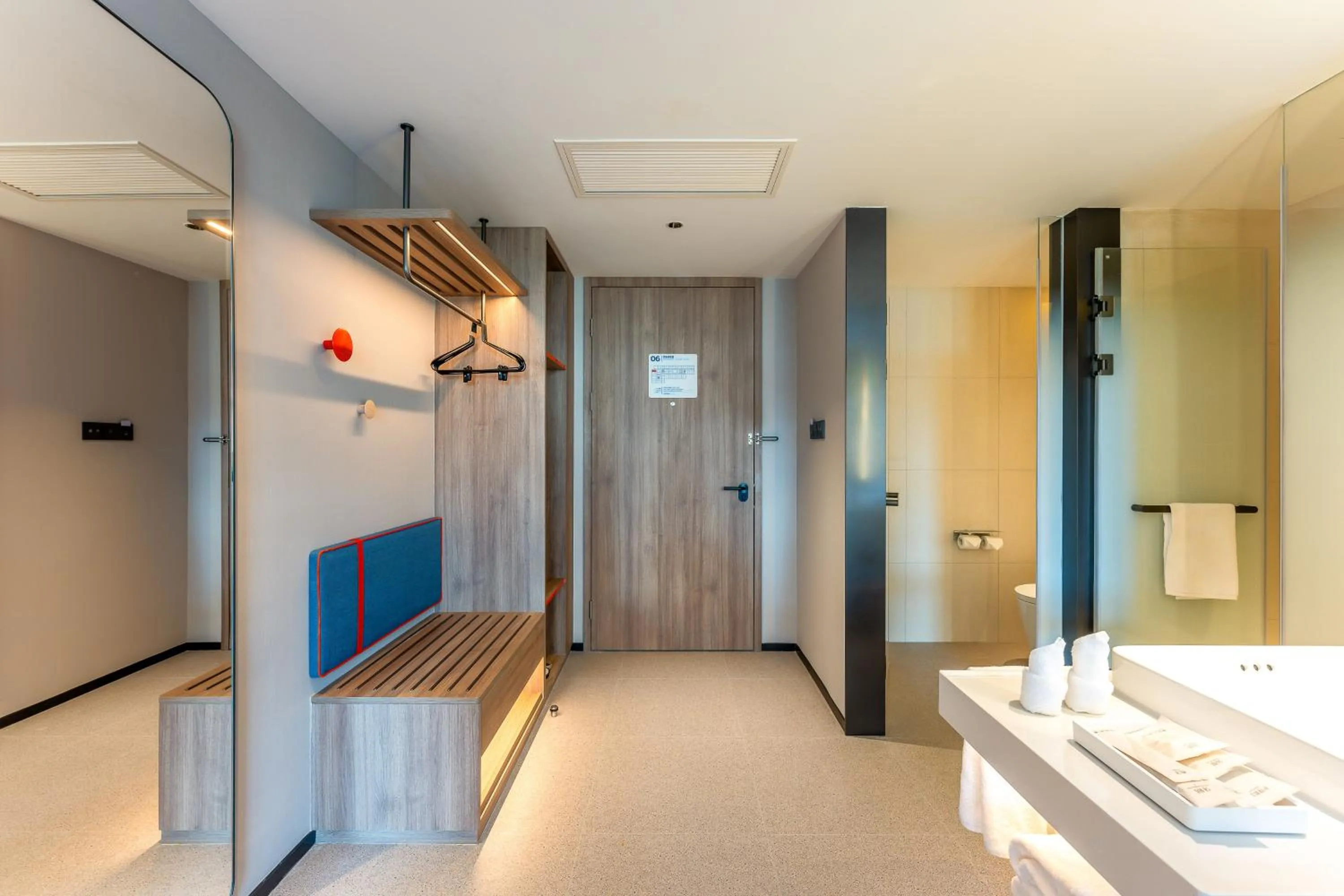 wardrobe in Holiday Inn Express Luoyang Longmen by IHG