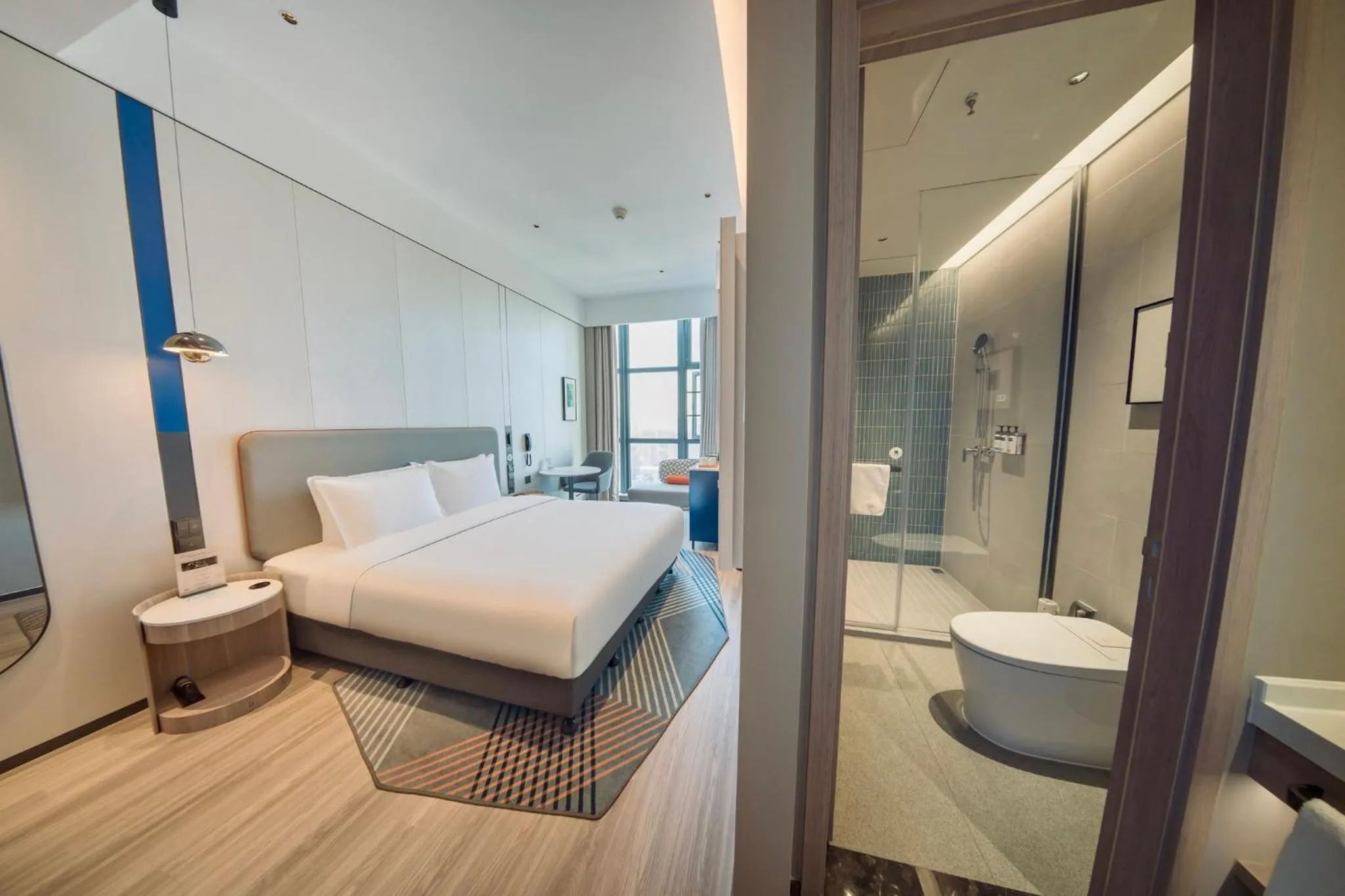 Photo of the whole room, Bed in Holiday Inn Express Wuhan East Lake by IHG