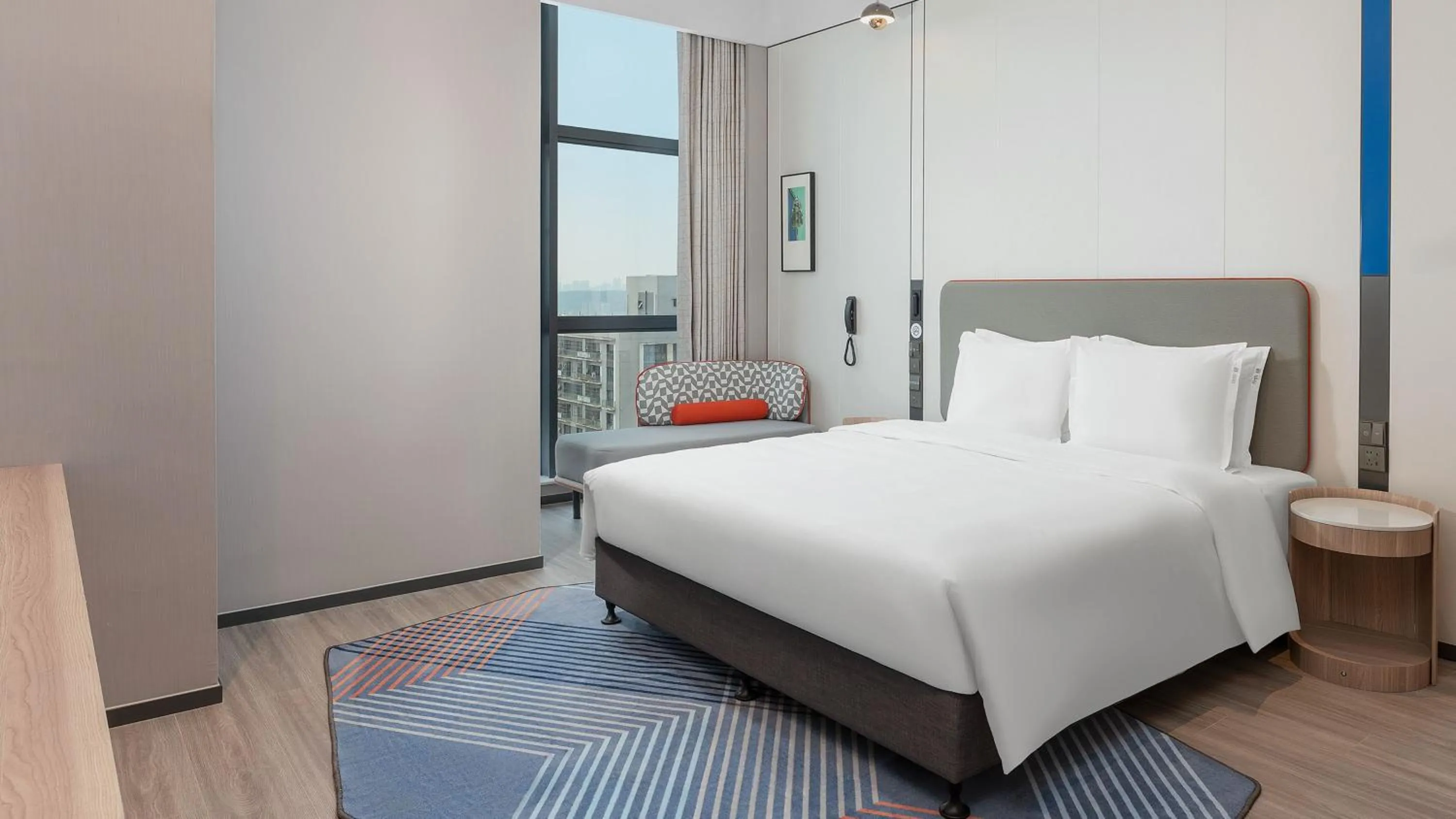 Photo of the whole room, Bed in Holiday Inn Express Wuhan East Lake by IHG