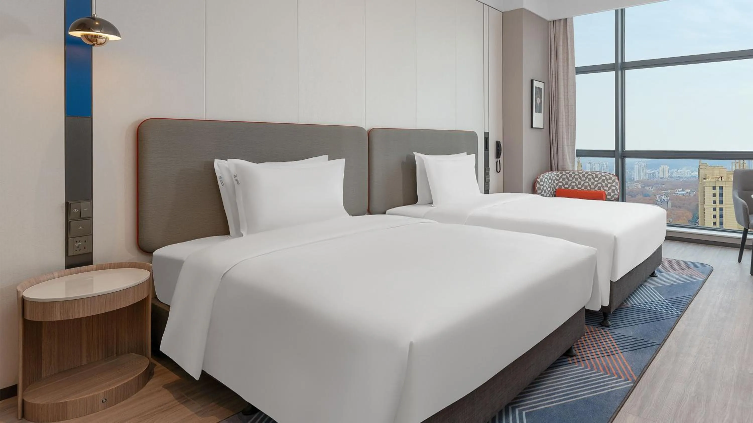 Photo of the whole room, Bed in Holiday Inn Express Wuhan East Lake by IHG
