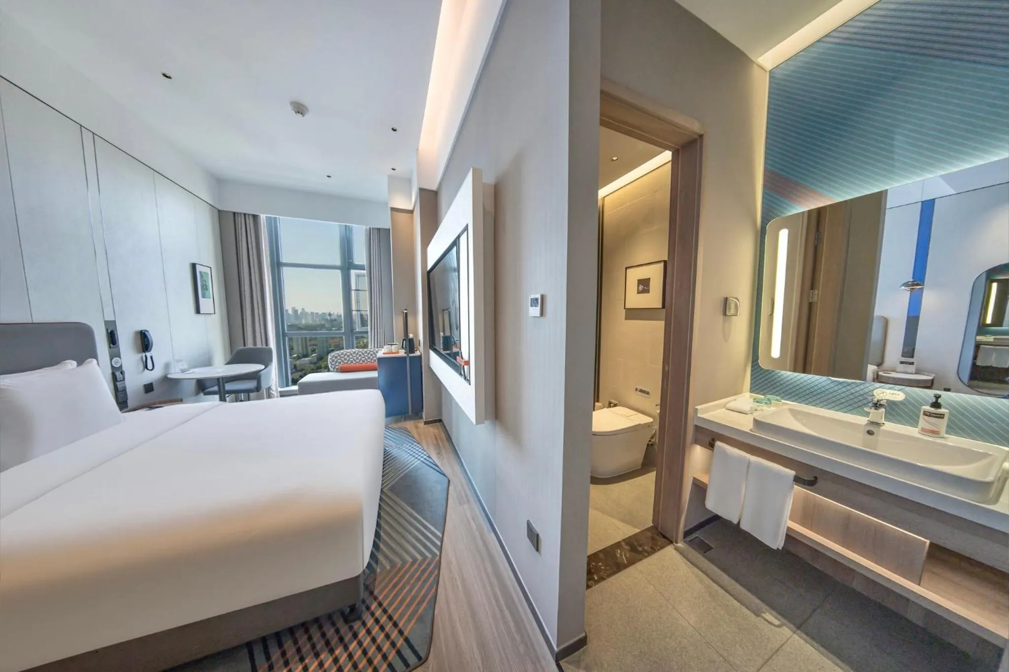 Photo of the whole room, Bed in Holiday Inn Express Wuhan East Lake by IHG