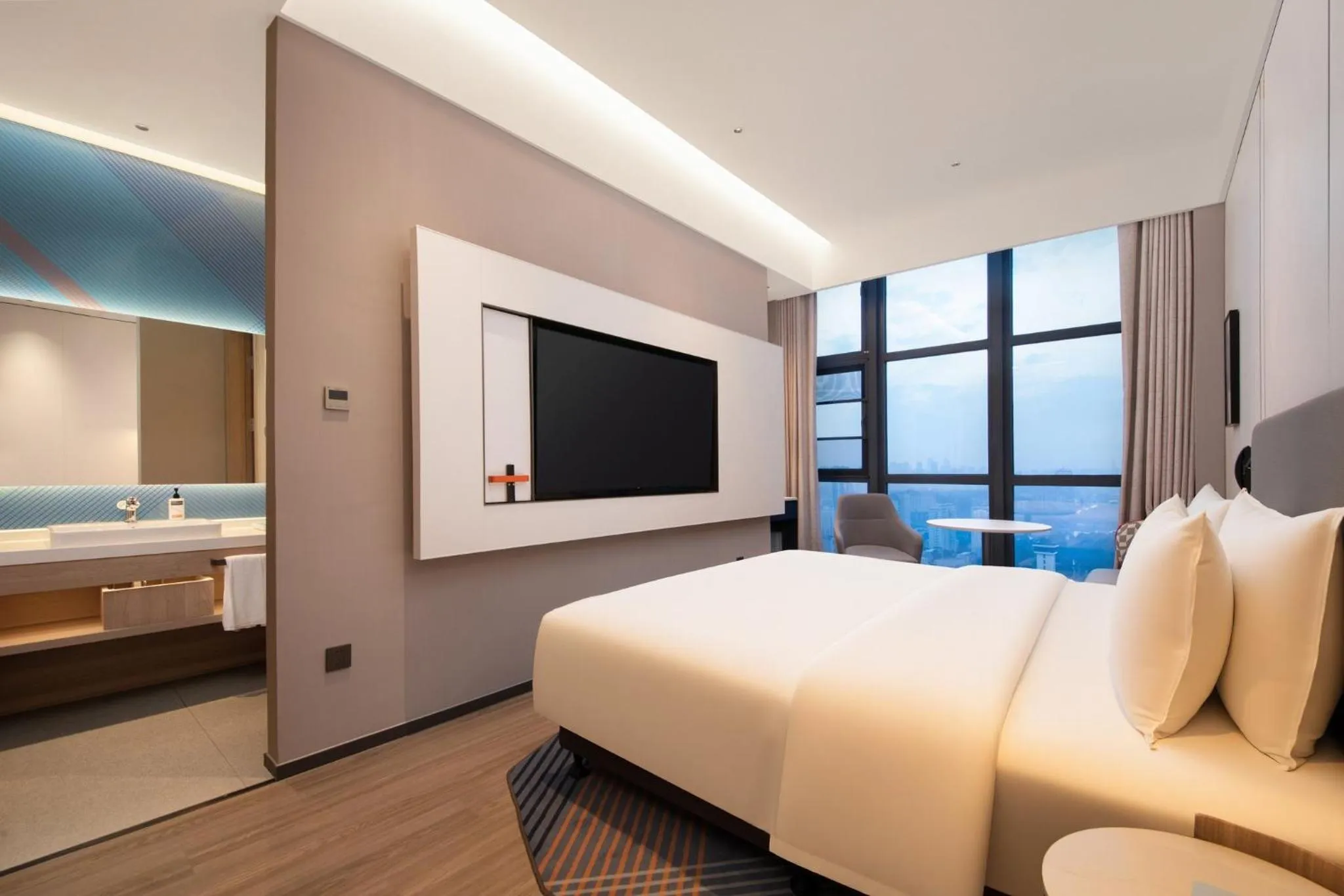 Photo of the whole room, Bed in Holiday Inn Express Wuhan East Lake by IHG