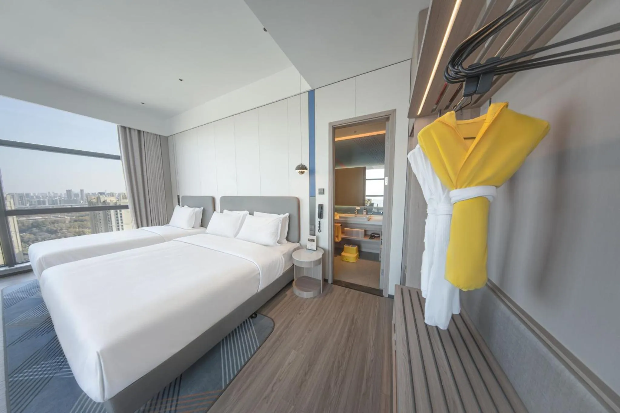 Photo of the whole room, Bed in Holiday Inn Express Wuhan East Lake by IHG