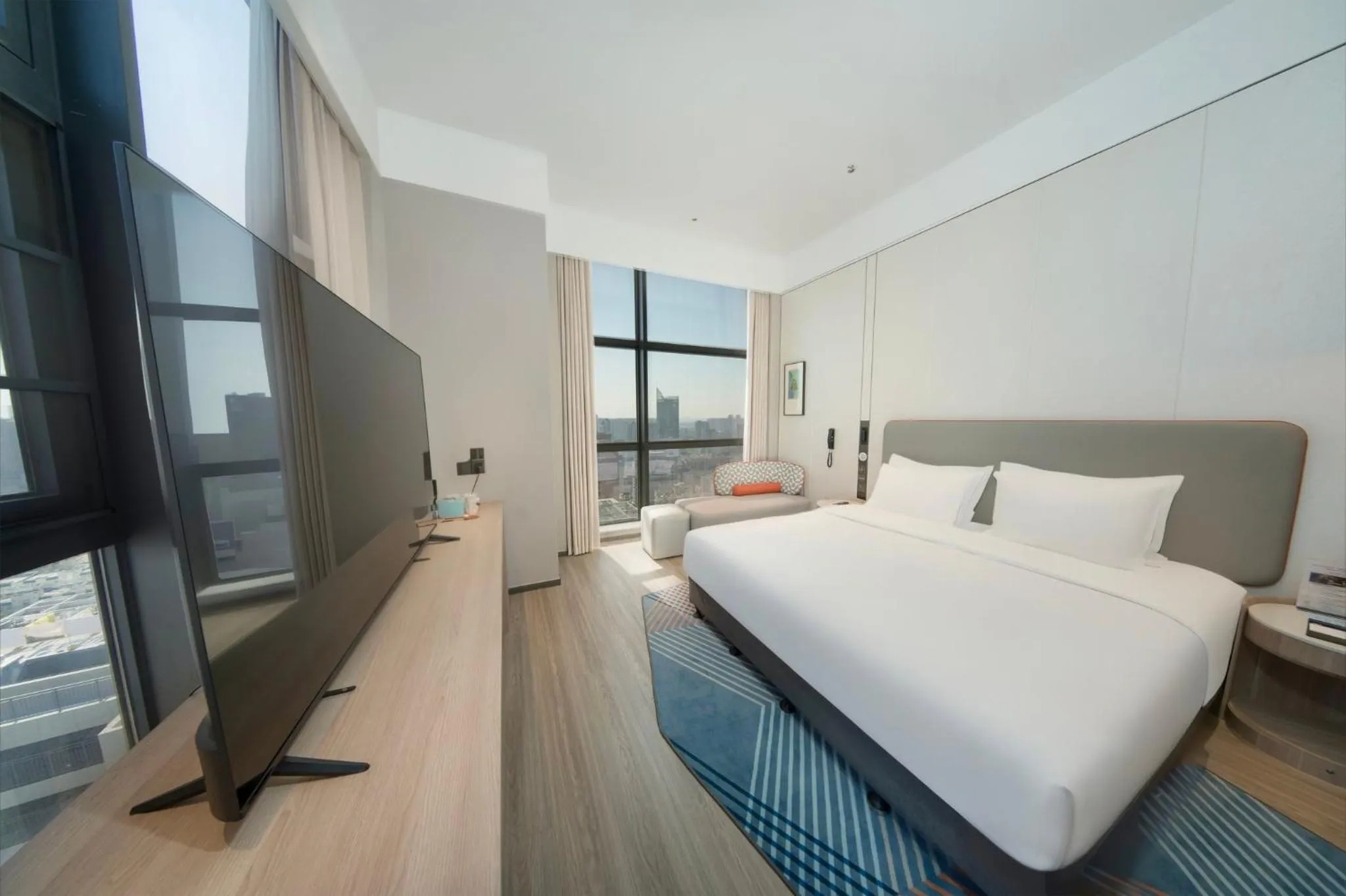 Photo of the whole room, Bed in Holiday Inn Express Wuhan East Lake by IHG