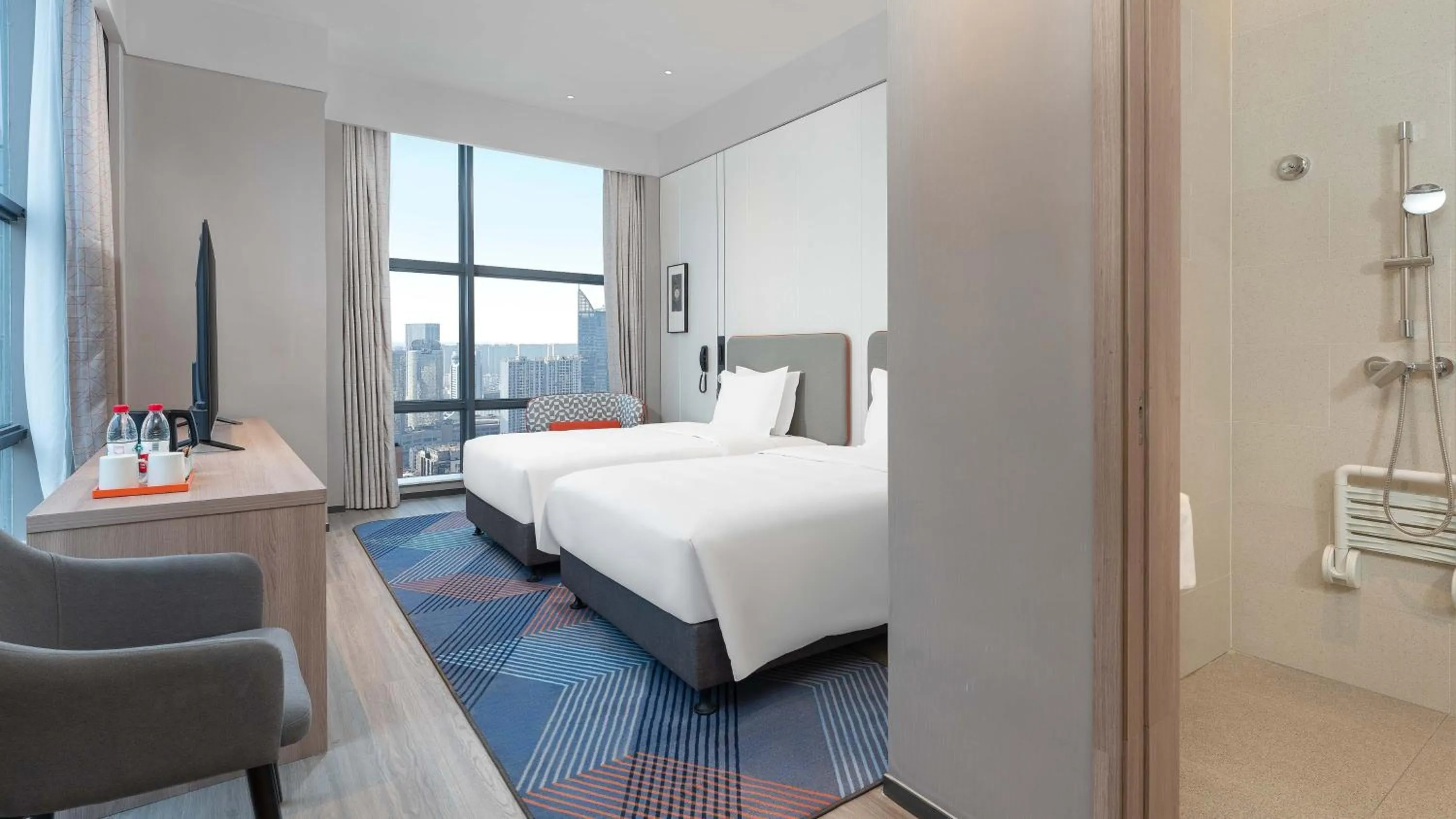 Photo of the whole room, Bed in Holiday Inn Express Wuhan East Lake by IHG