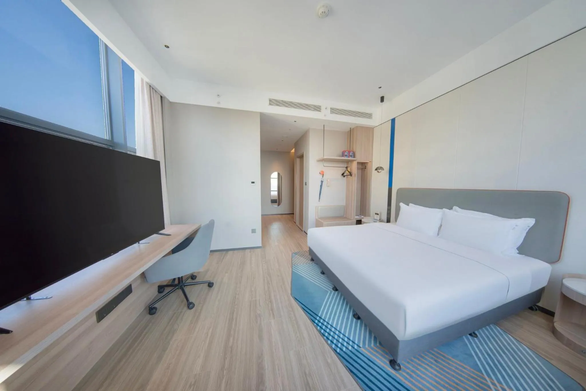 Photo of the whole room, Bed in Holiday Inn Express Wuhan East Lake by IHG