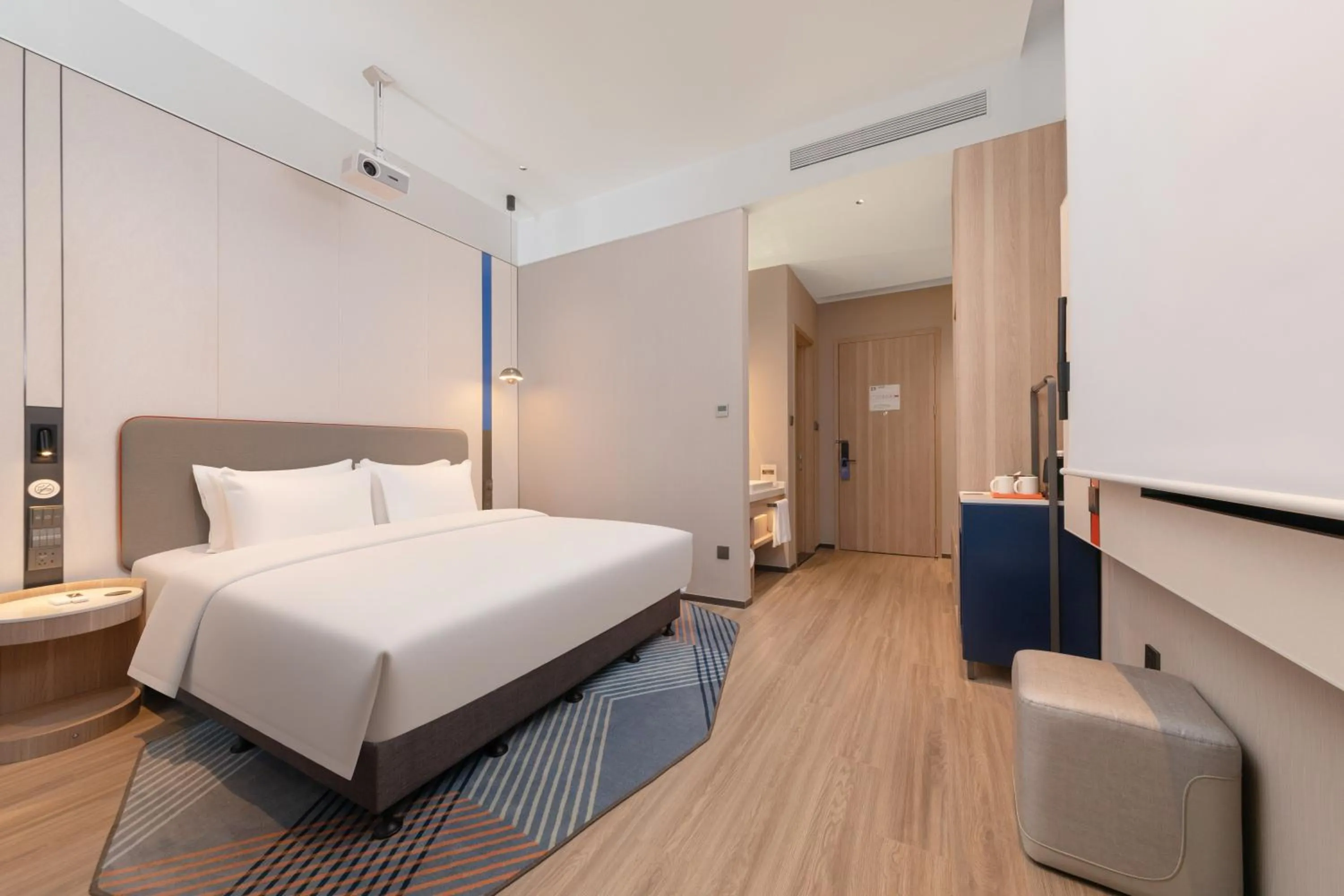 Photo of the whole room, Bed in Holiday Inn Express Wuhan East Lake by IHG