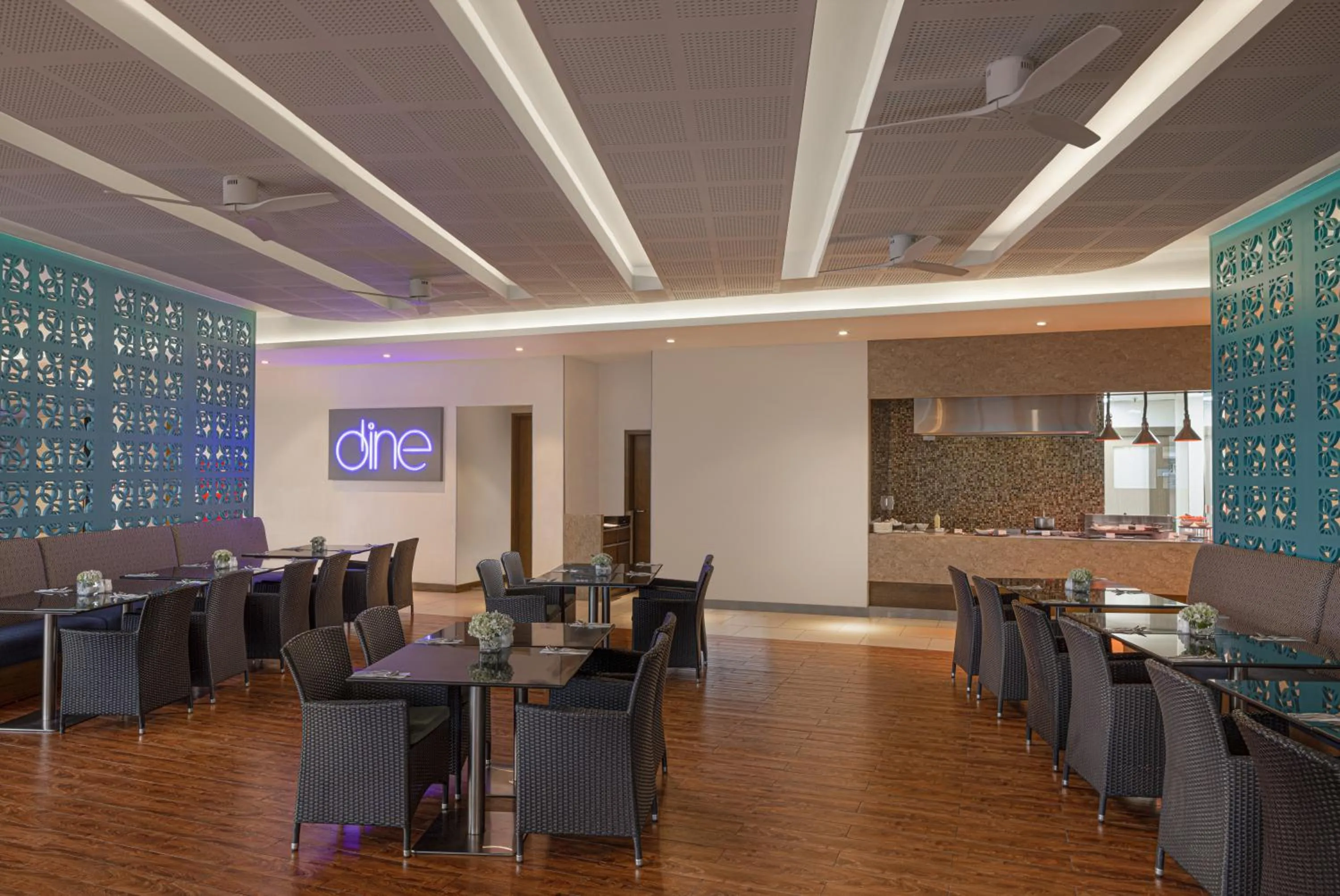 Restaurant/places to eat in Radisson Hotel Kandy