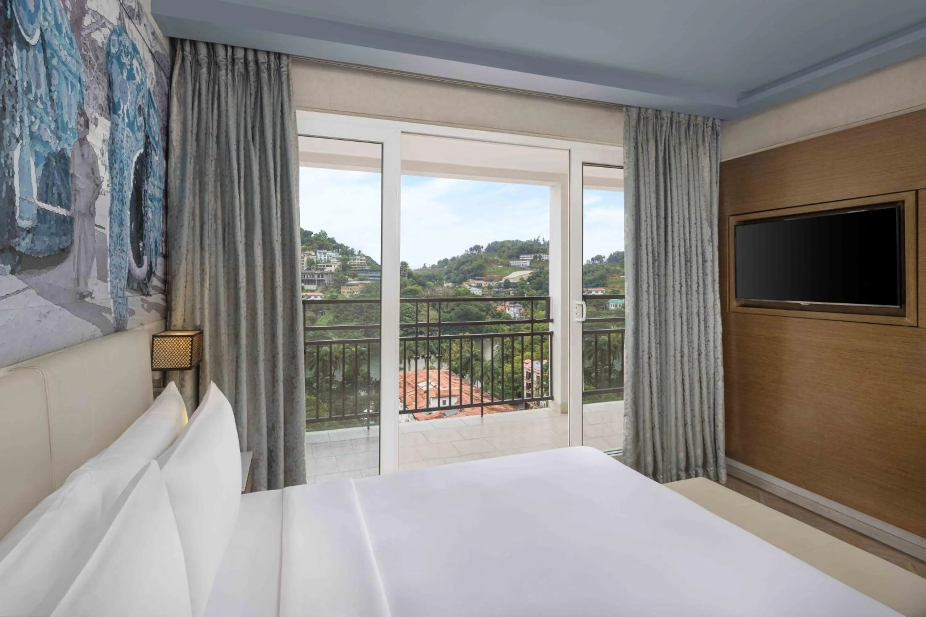 Bedroom, Bed in Radisson Hotel Kandy