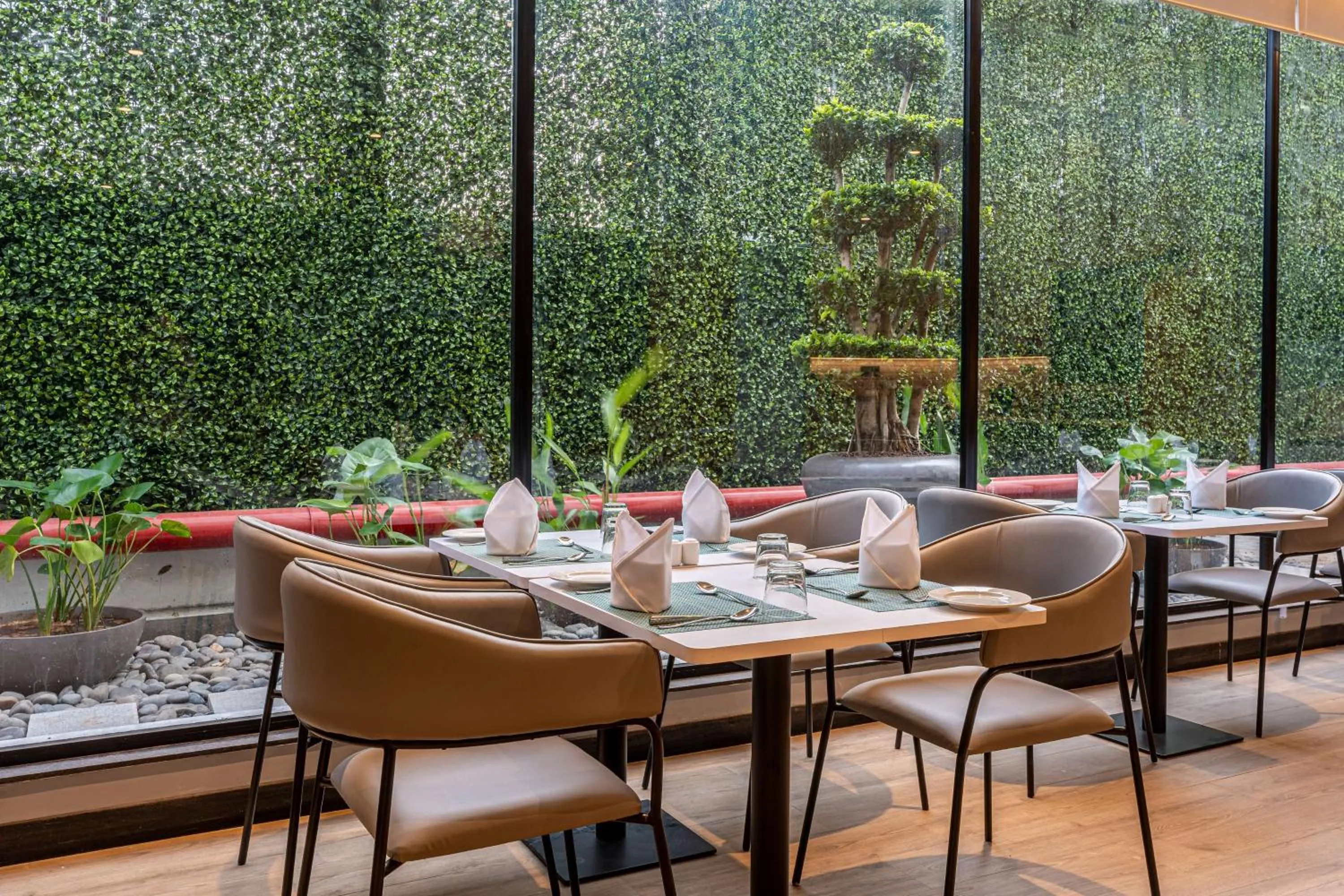 Restaurant/places to eat in Park Inn & Suites by Radisson Thrissur East Fort