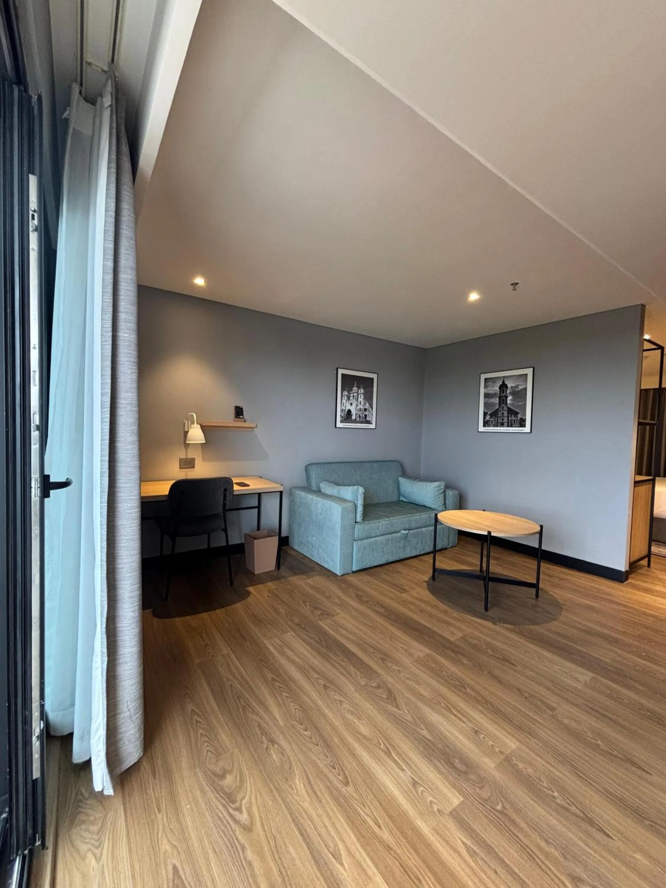 Living room in Park Inn & Suites by Radisson Thrissur East Fort