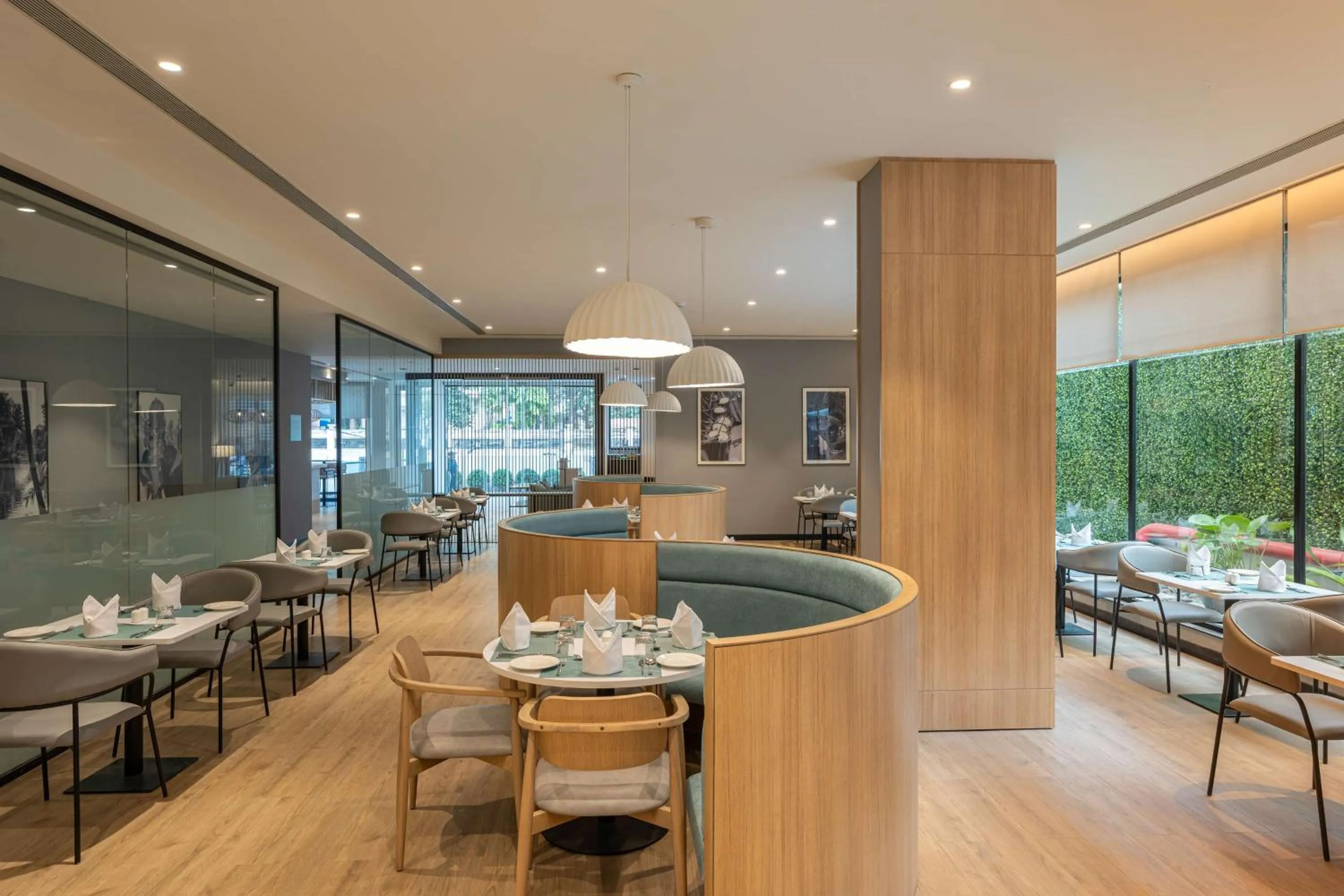 Restaurant/places to eat in Park Inn & Suites by Radisson Thrissur East Fort
