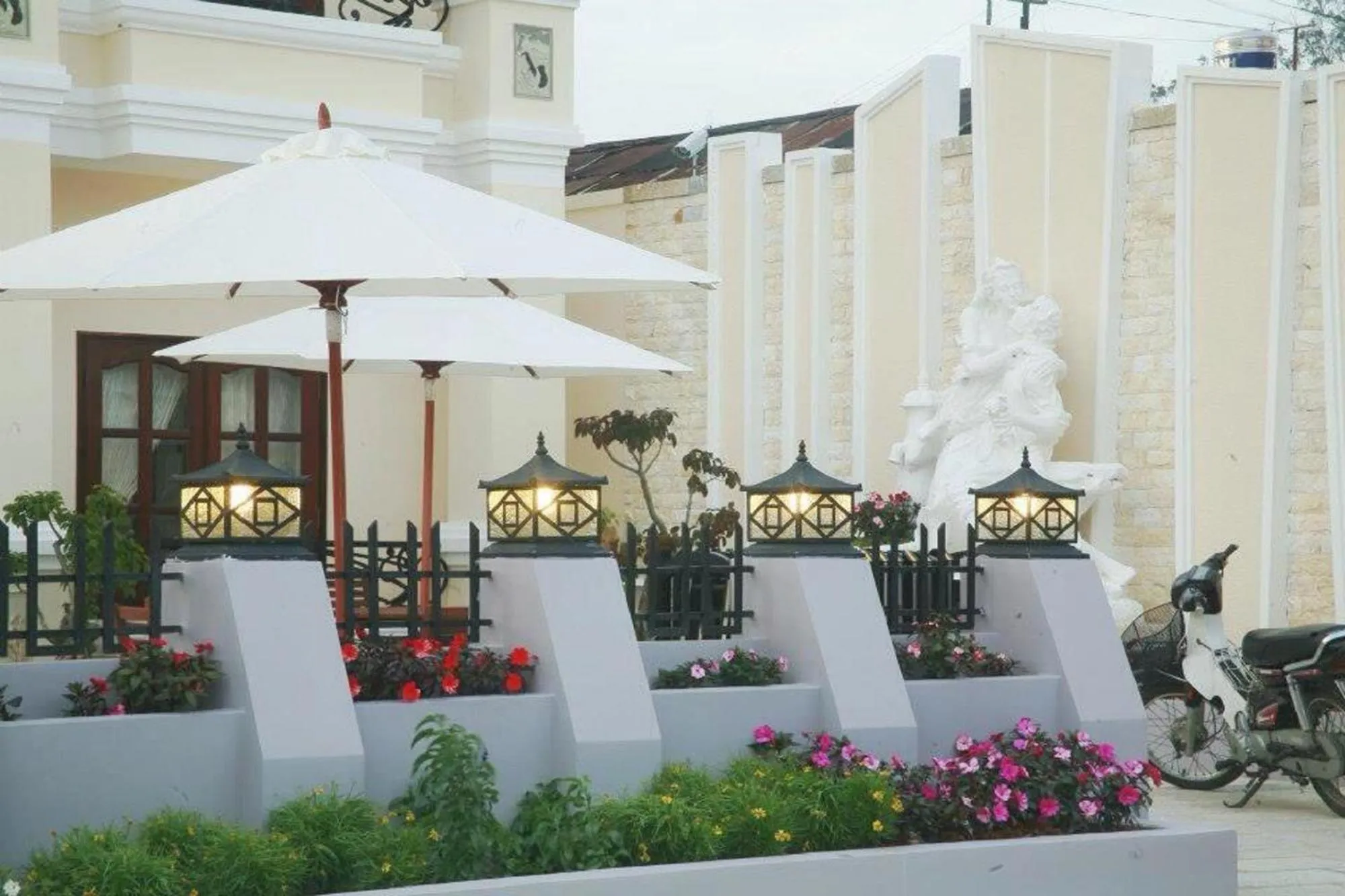 Property building in Le Petit Paris Dalat Hotel