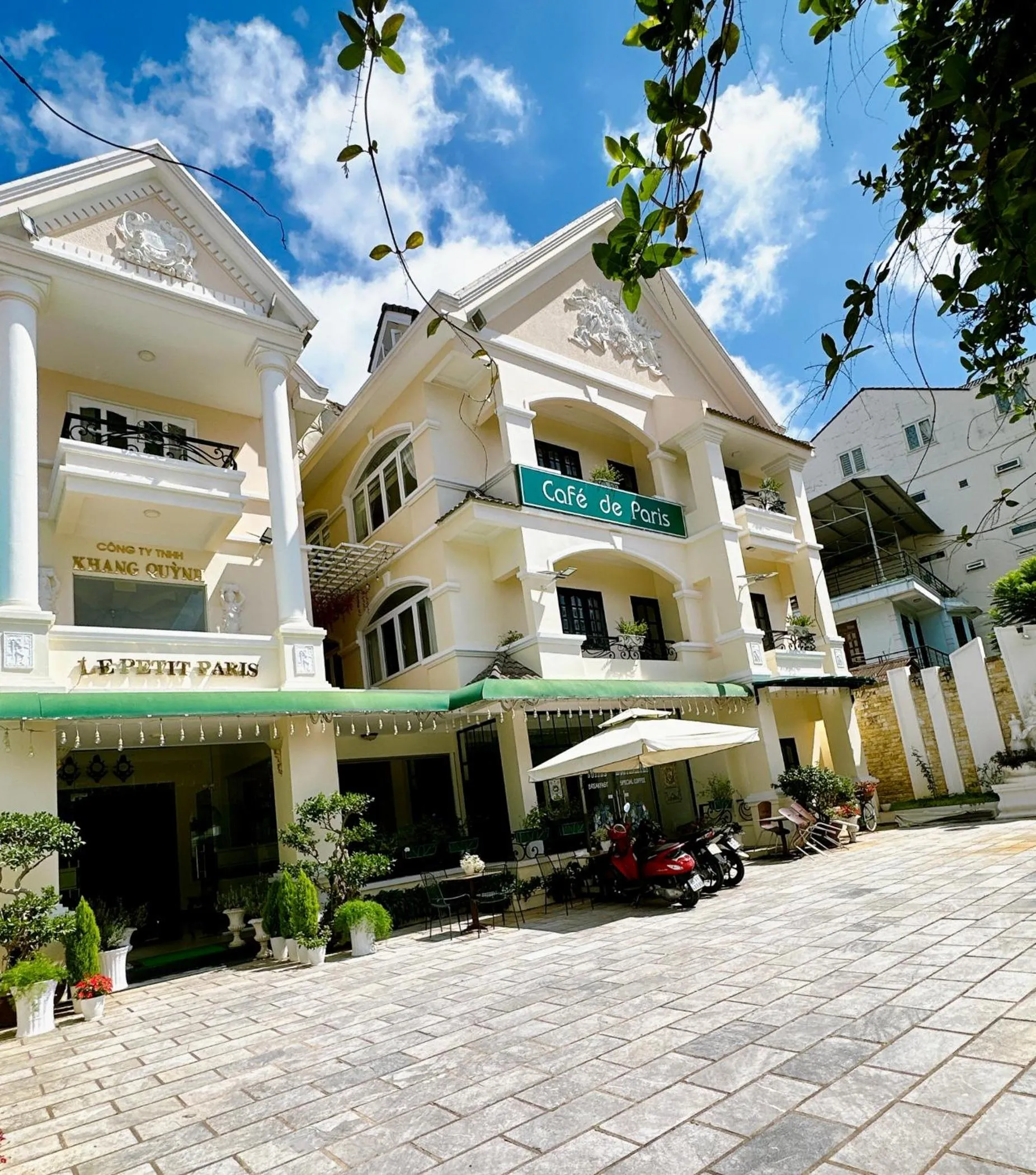 Parking in Le Petit Paris Dalat Hotel