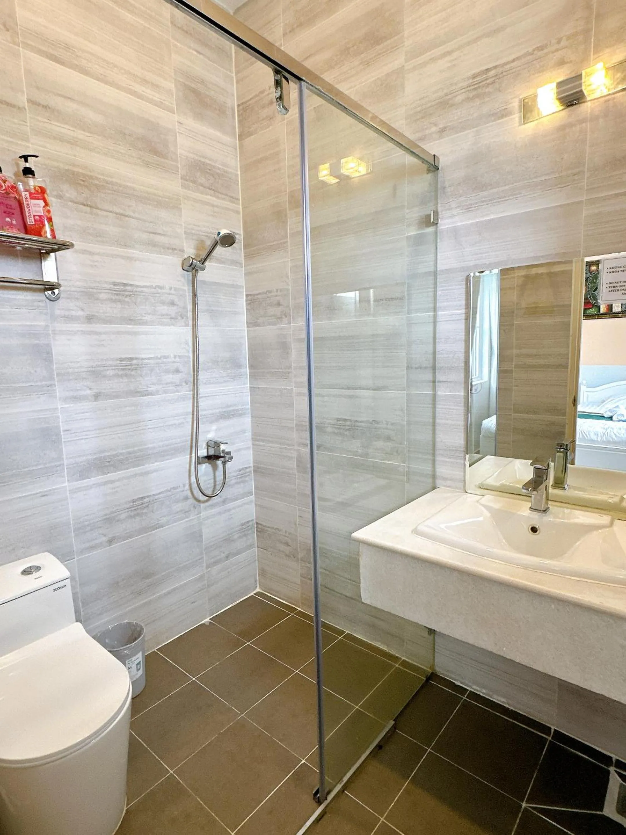 Bathroom in Le Petit Paris Dalat Hotel