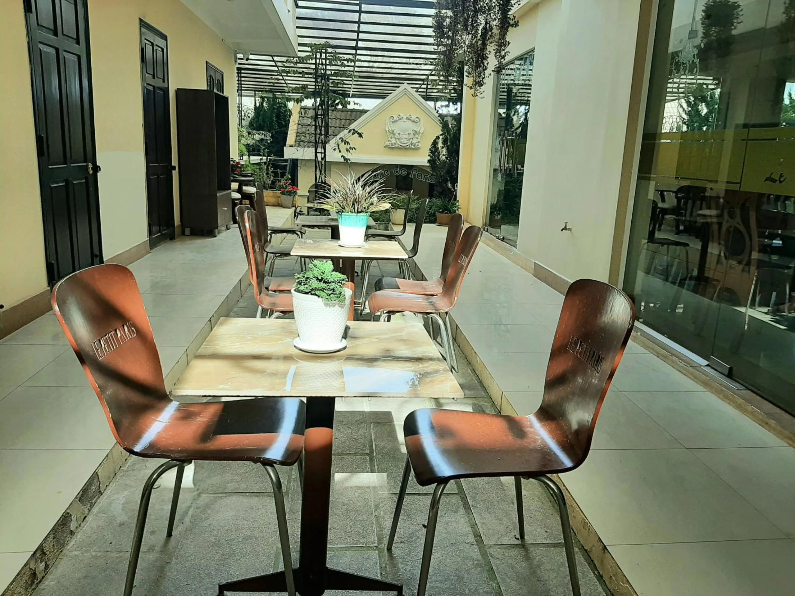 Restaurant/places to eat in Le Petit Paris Dalat Hotel