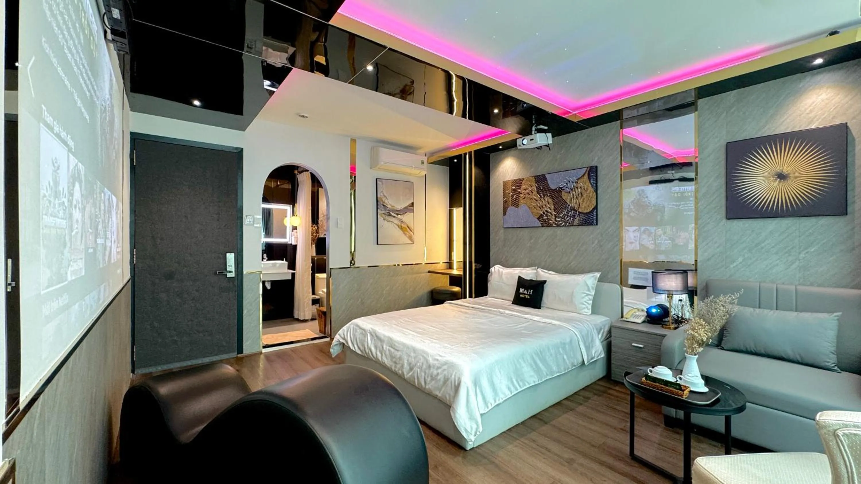 Photo of the whole room, Bed in M&H Hotel