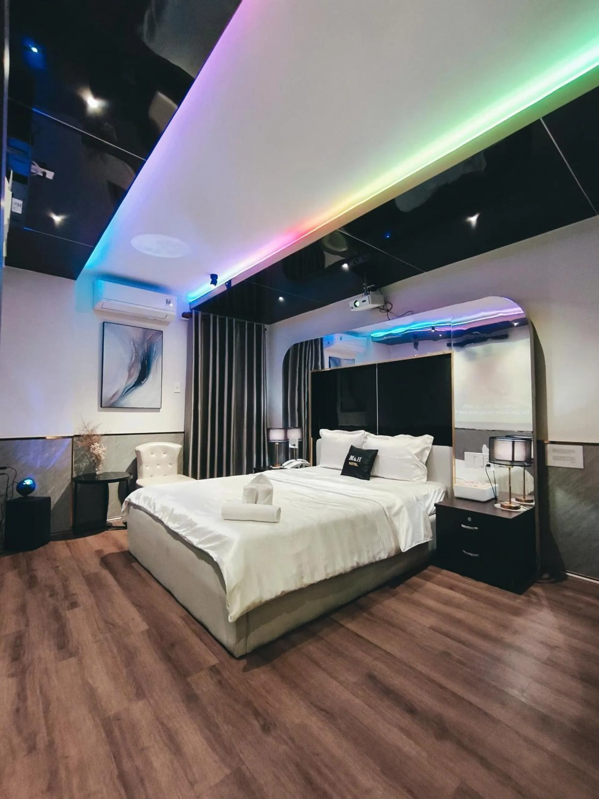 Photo of the whole room, Bed in M&H Hotel