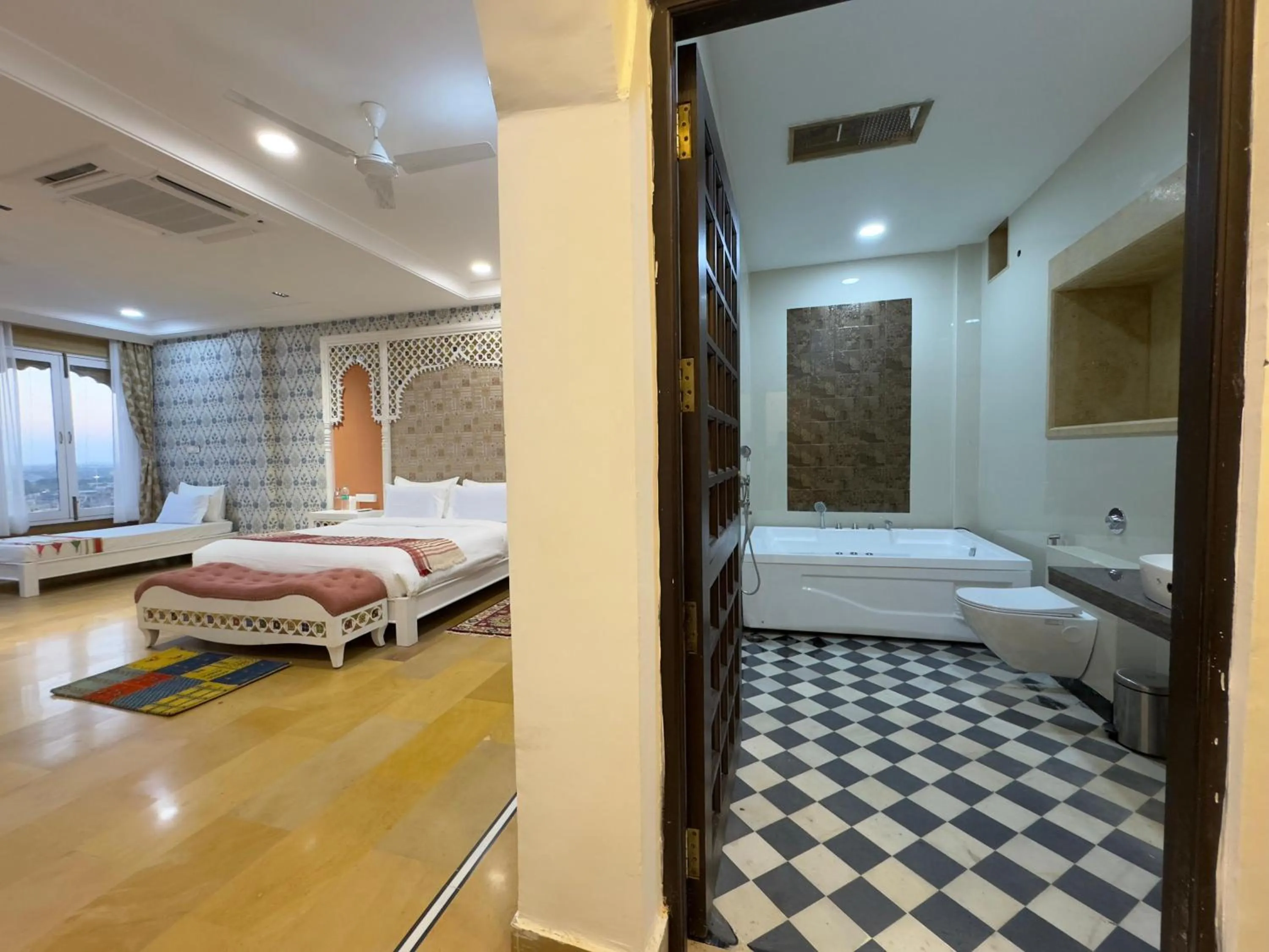 Bathroom, Bed in Hotel Durjay Garh