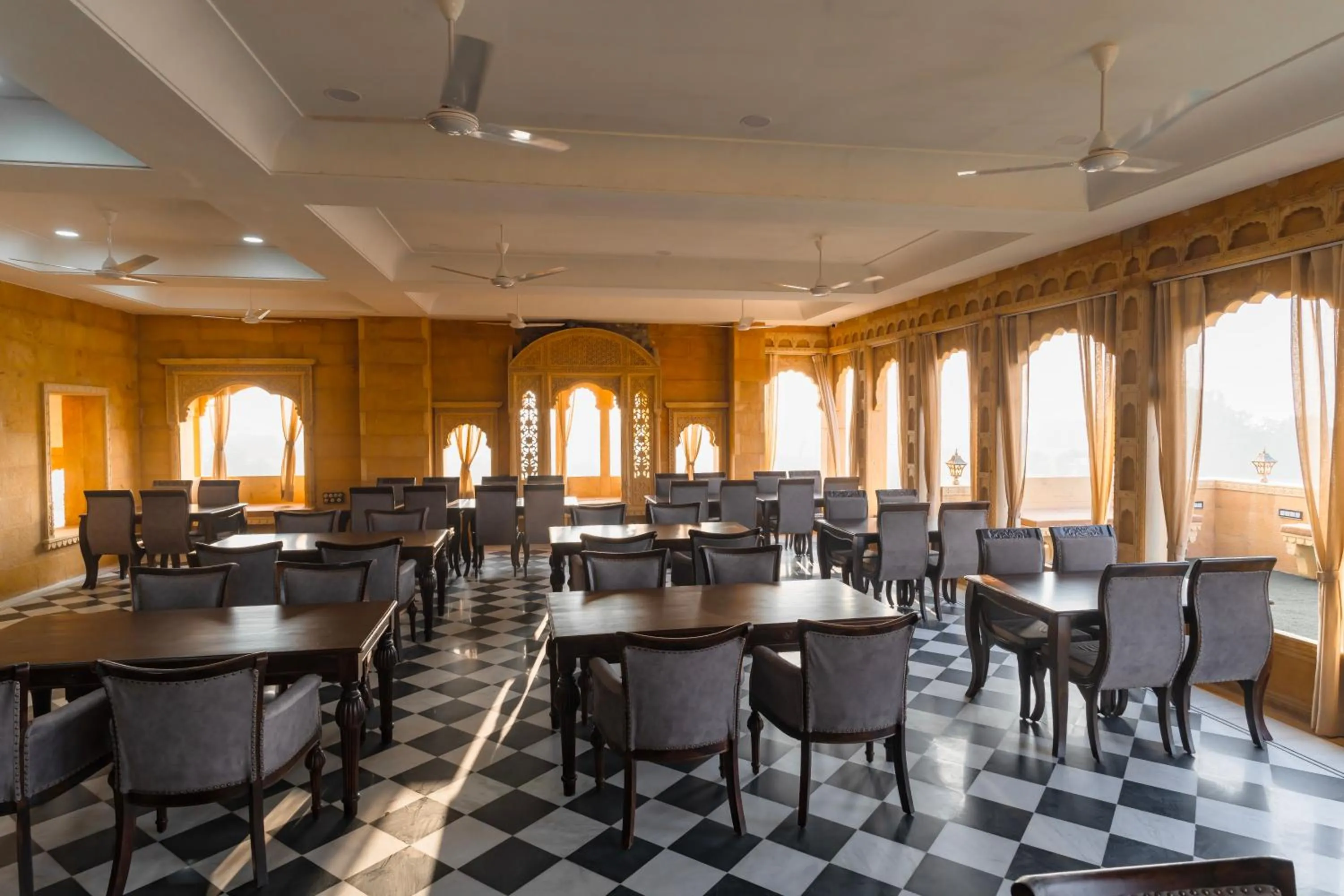 Restaurant/places to eat in Hotel Durjay Garh