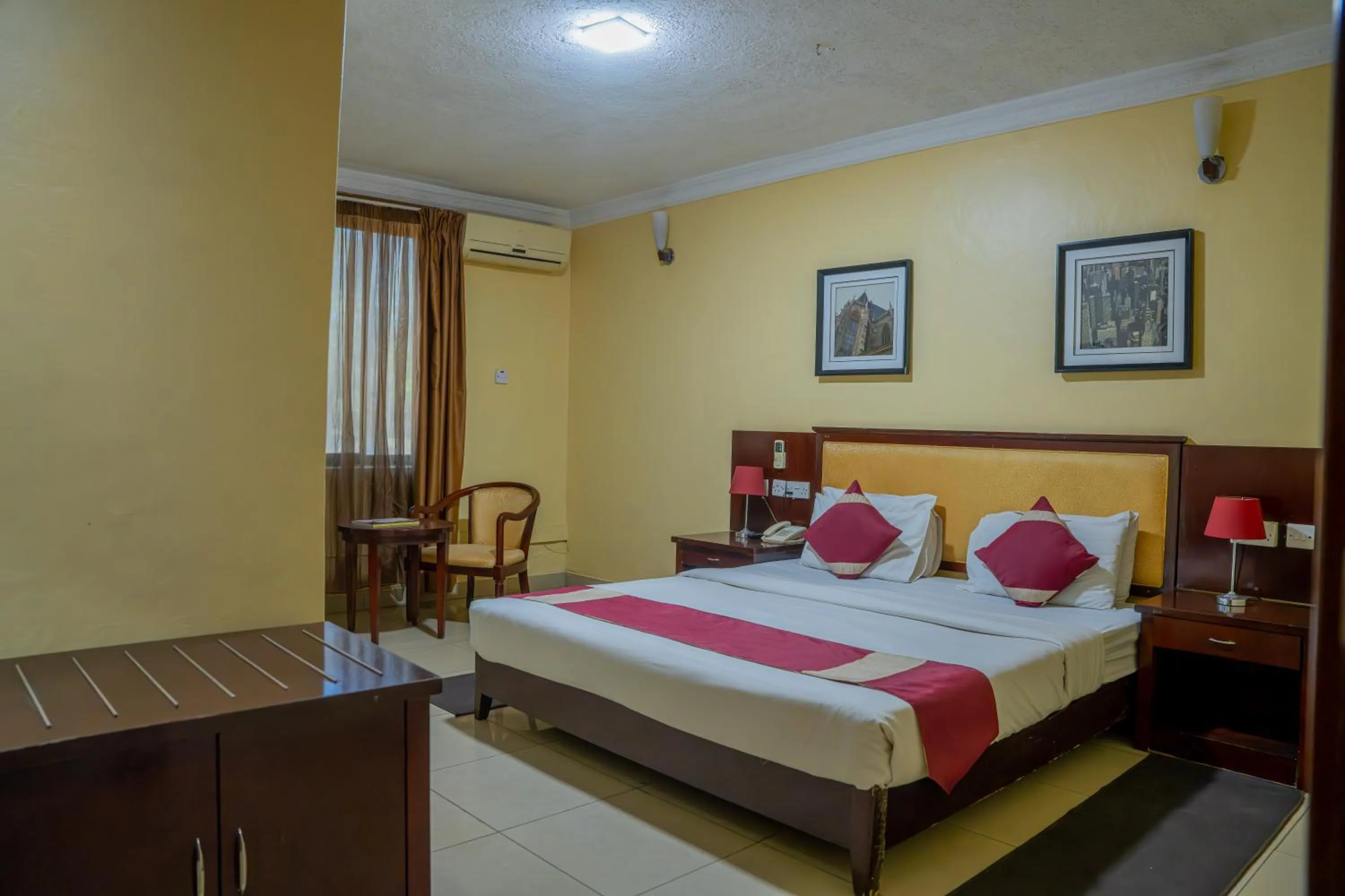 Bed in Bridgeview Hotel and Conference Centre