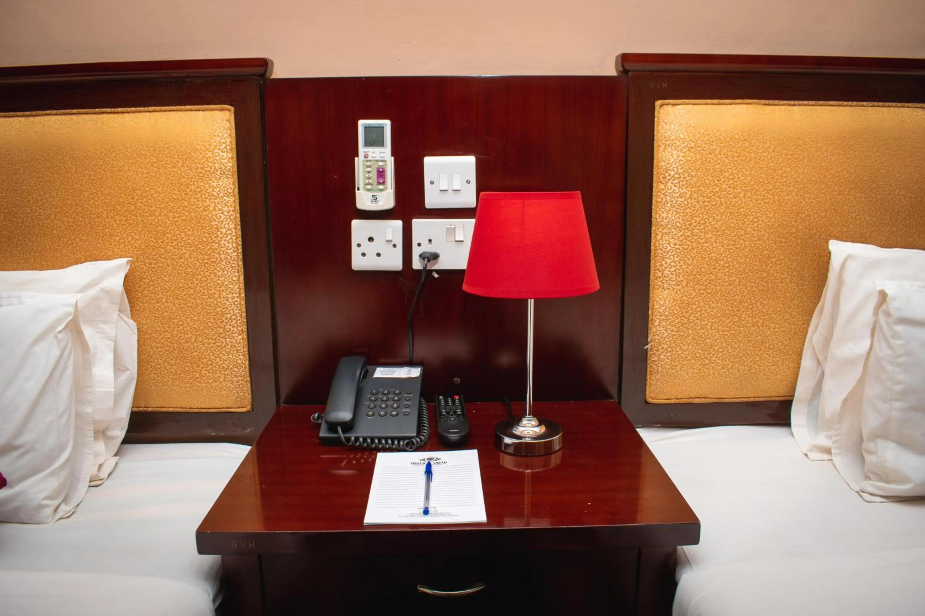 Bed in Bridgeview Hotel and Conference Centre