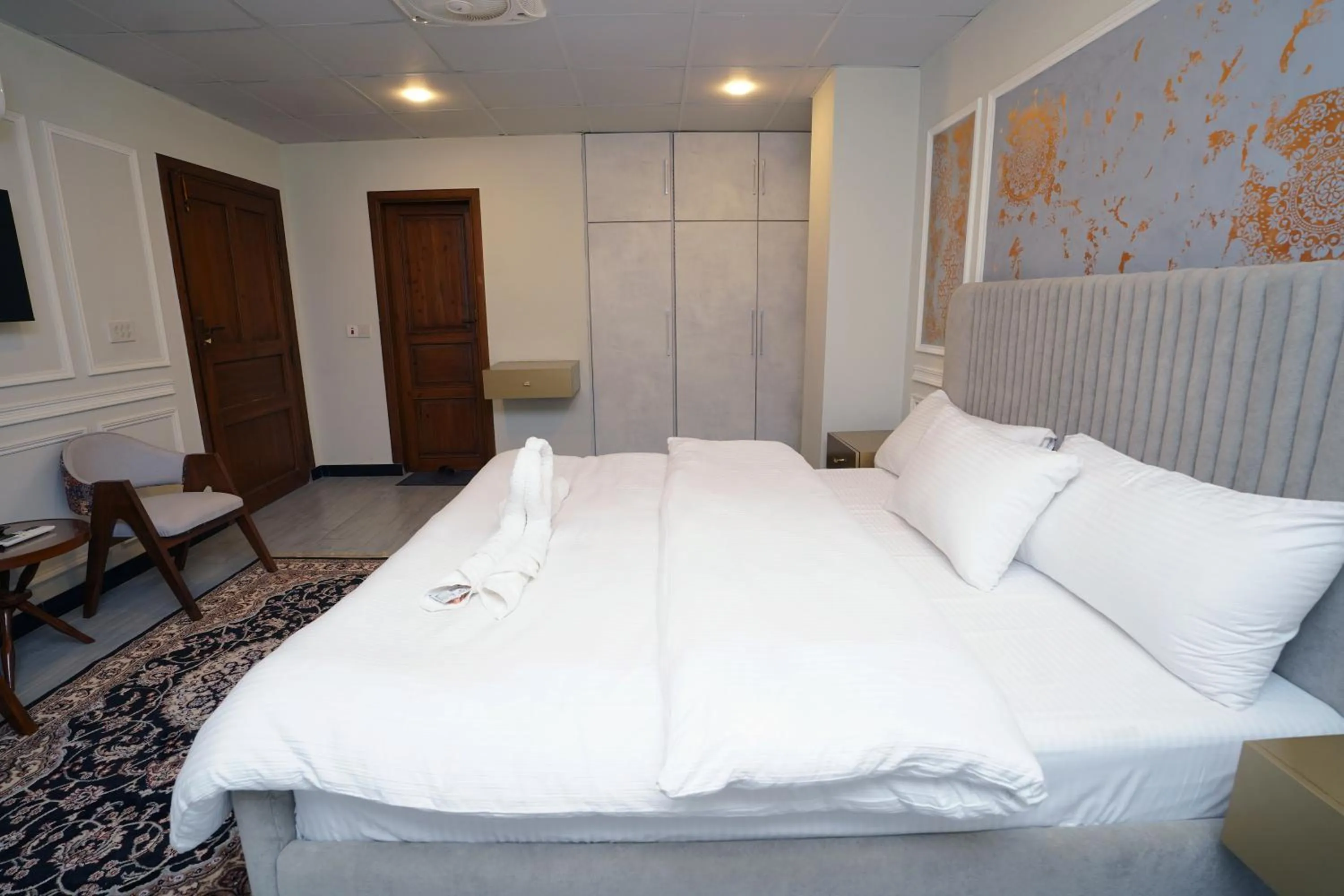 Photo of the whole room, Bed in Luxvill Hotel