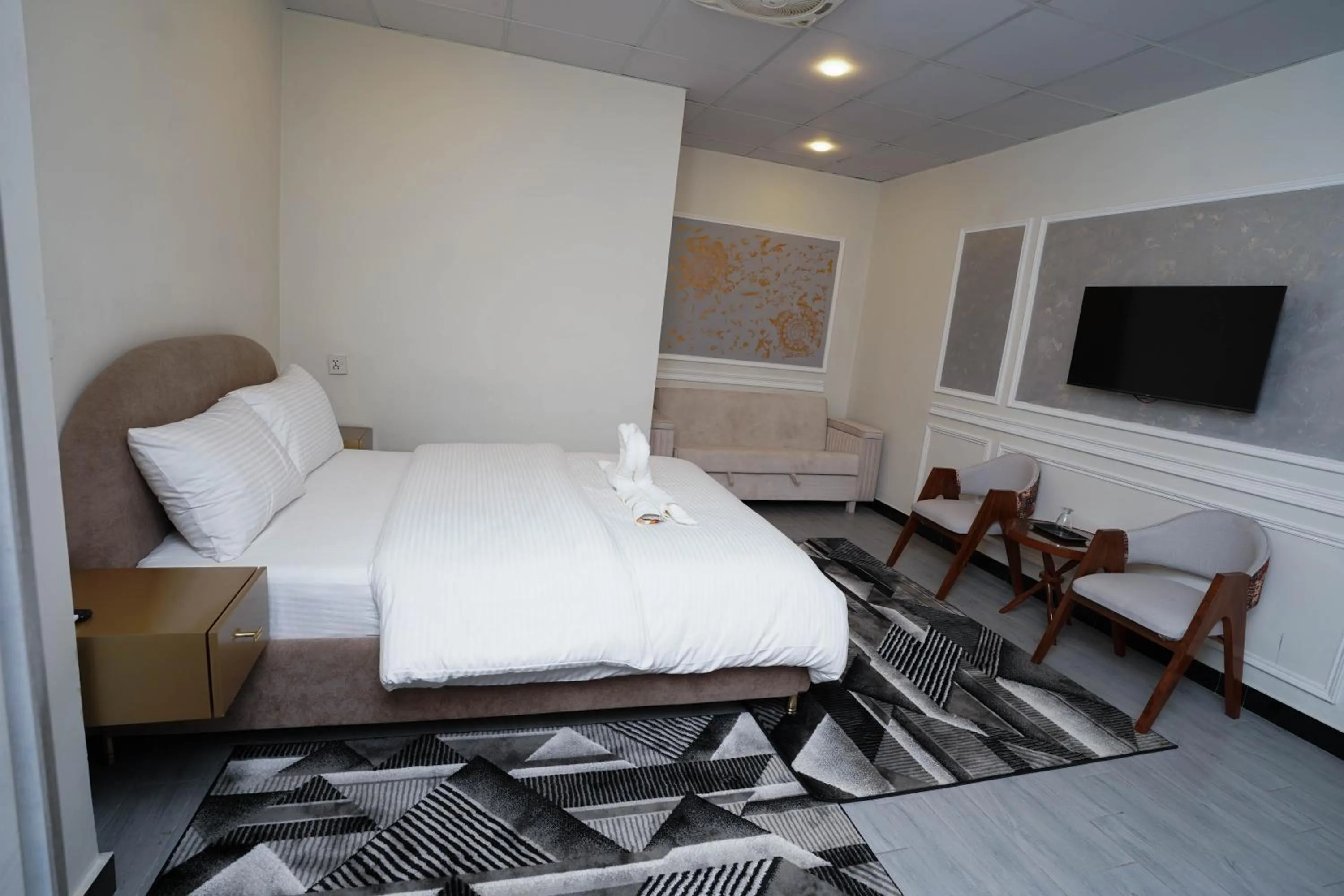 Photo of the whole room, Bed in Luxvill Hotel