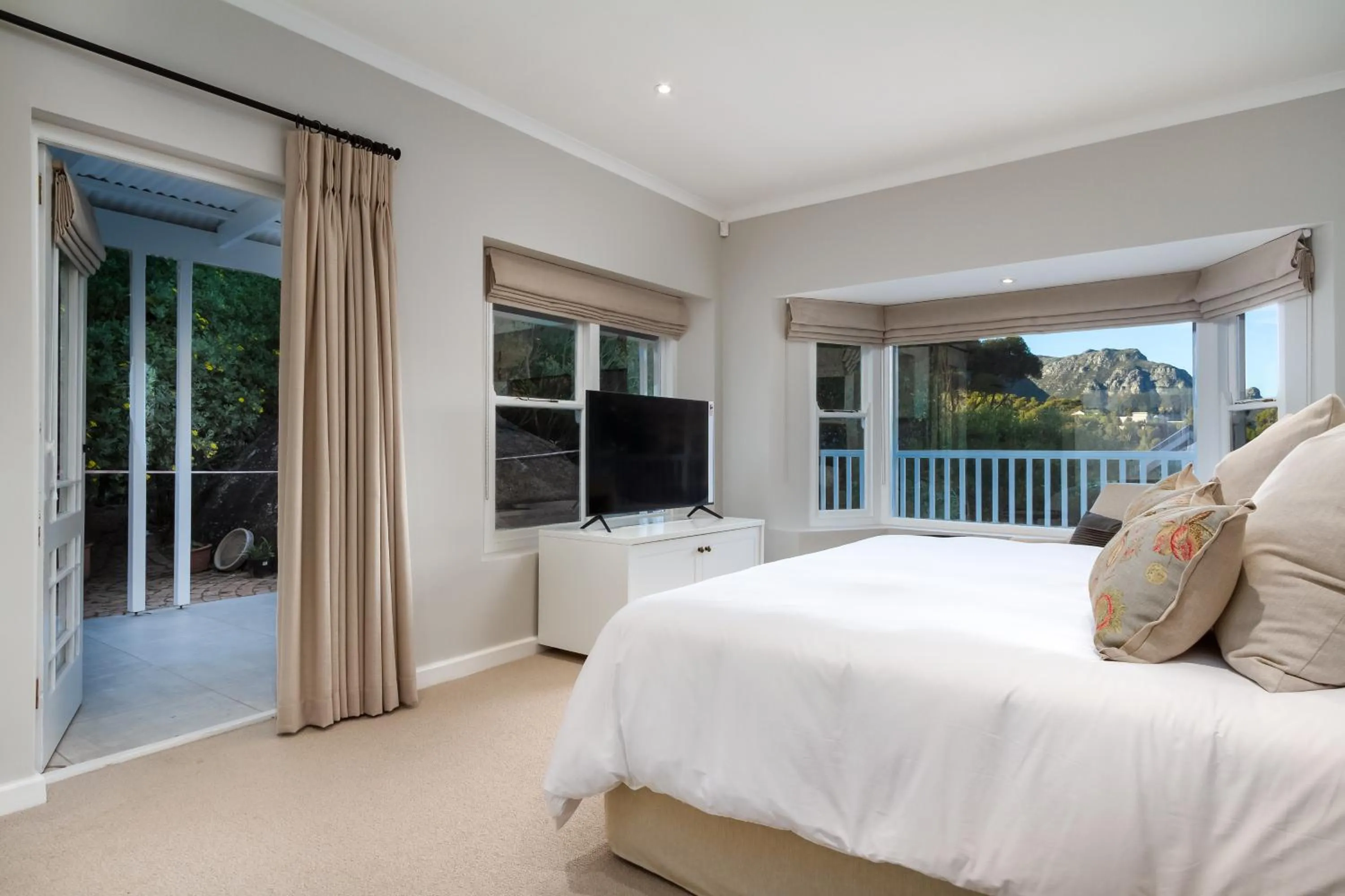 TV and multimedia, Bed in Bay Haven Collection, Hout Bay