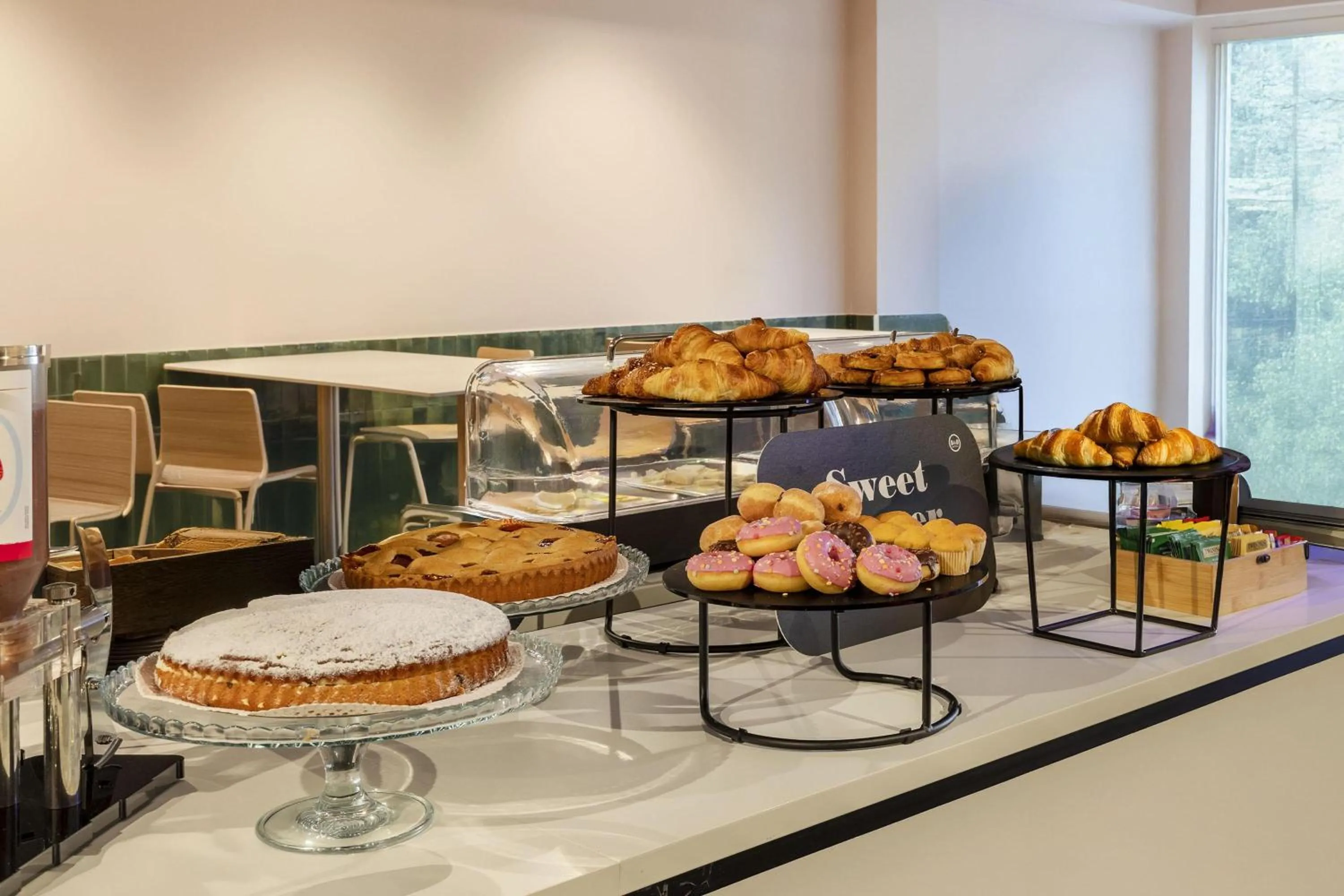 Restaurant/places to eat in B&B HOTEL Como Baradello