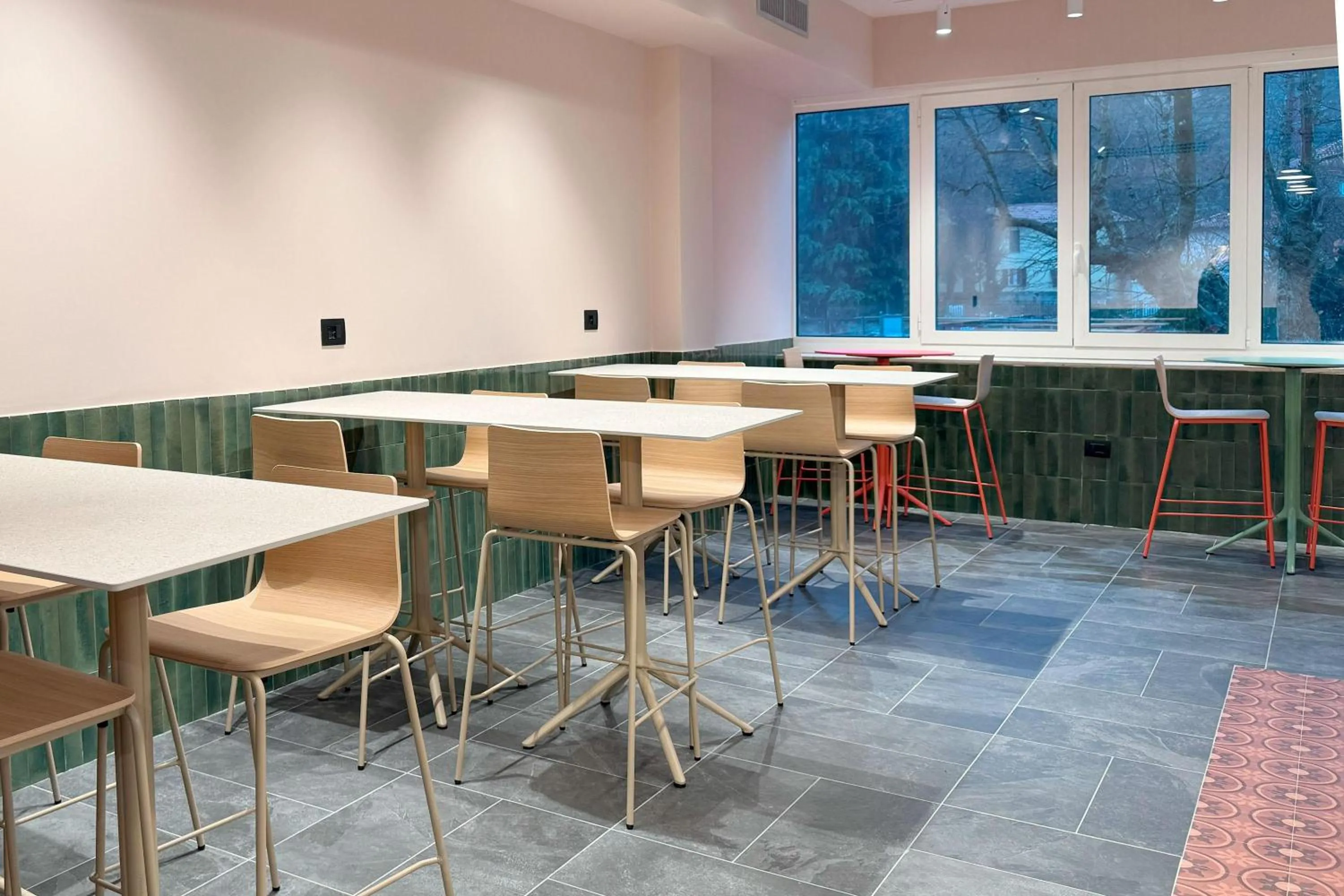 Restaurant/places to eat in B&B HOTEL Como Baradello