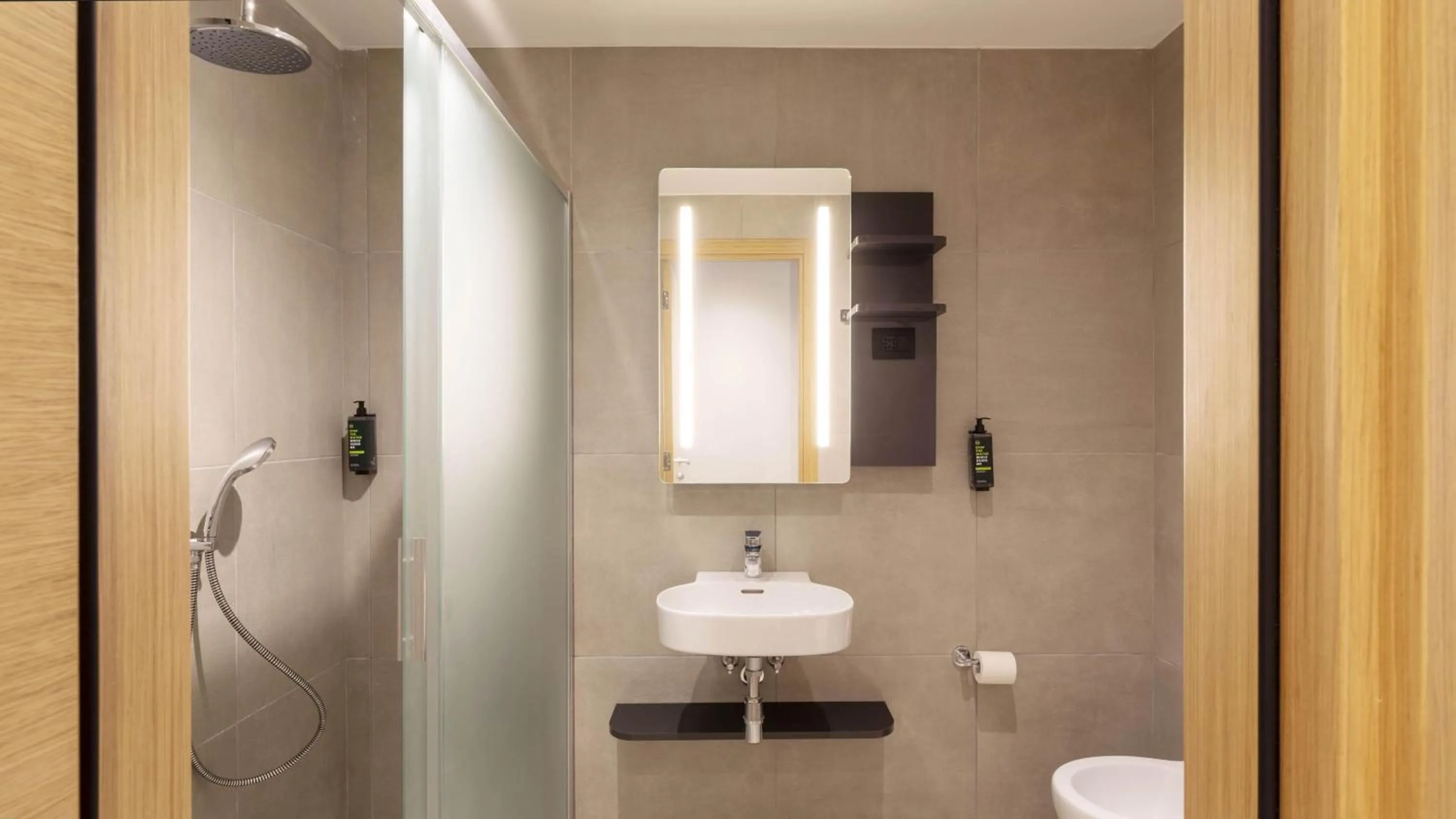 Bathroom in B&B HOTEL Como Baradello