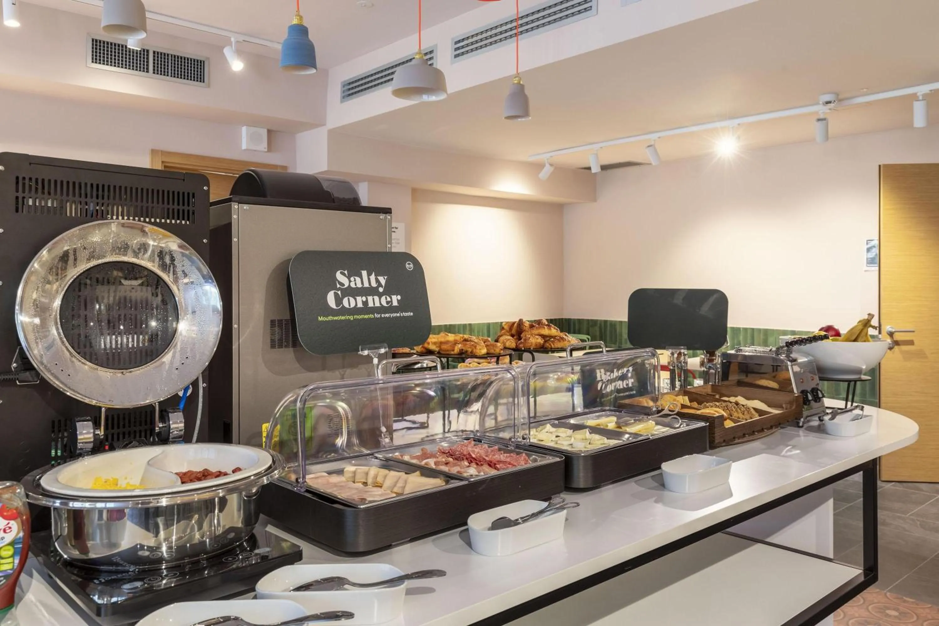 Restaurant/places to eat in B&B HOTEL Como Baradello