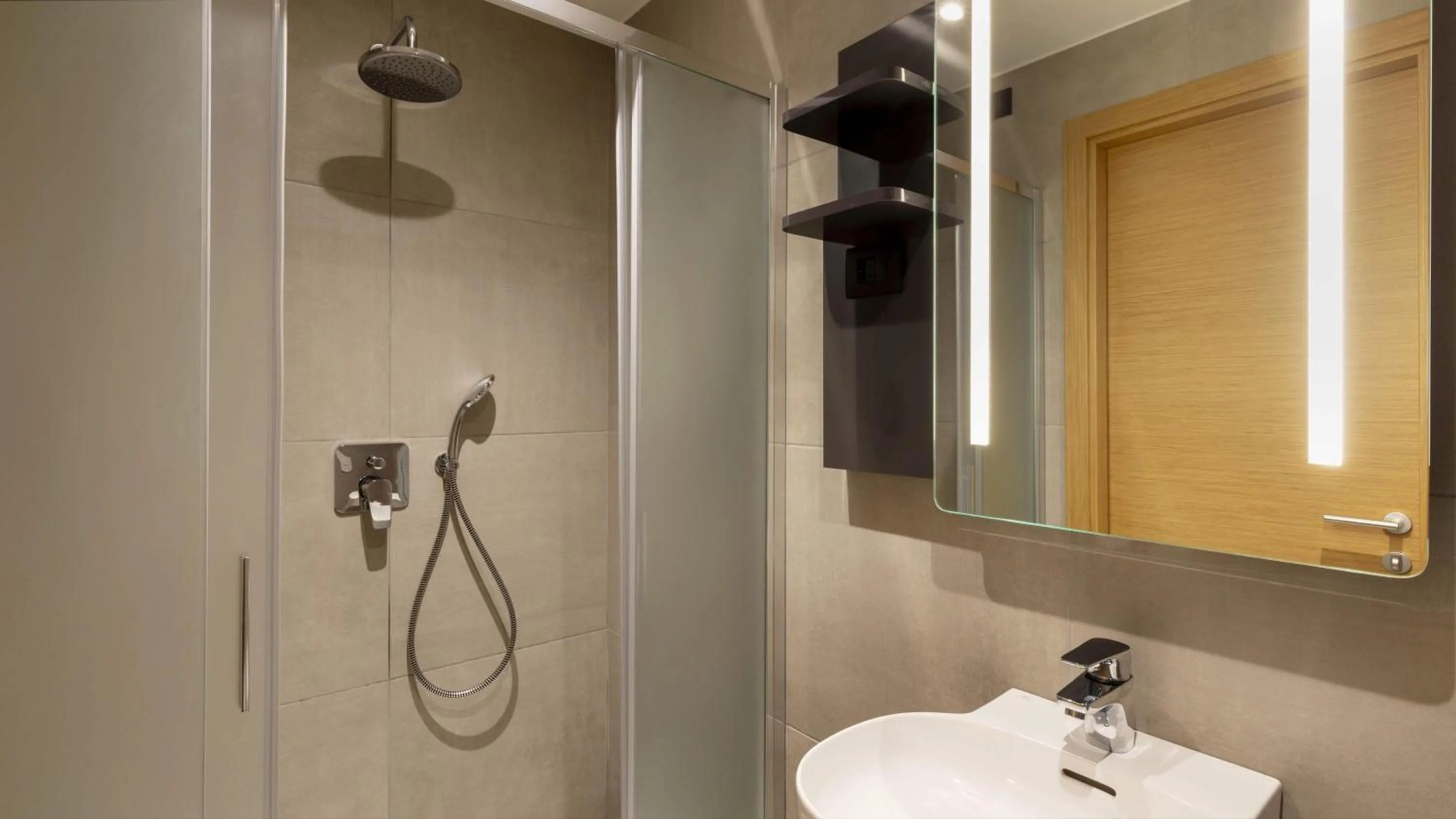 Bathroom in B&B HOTEL Como Baradello