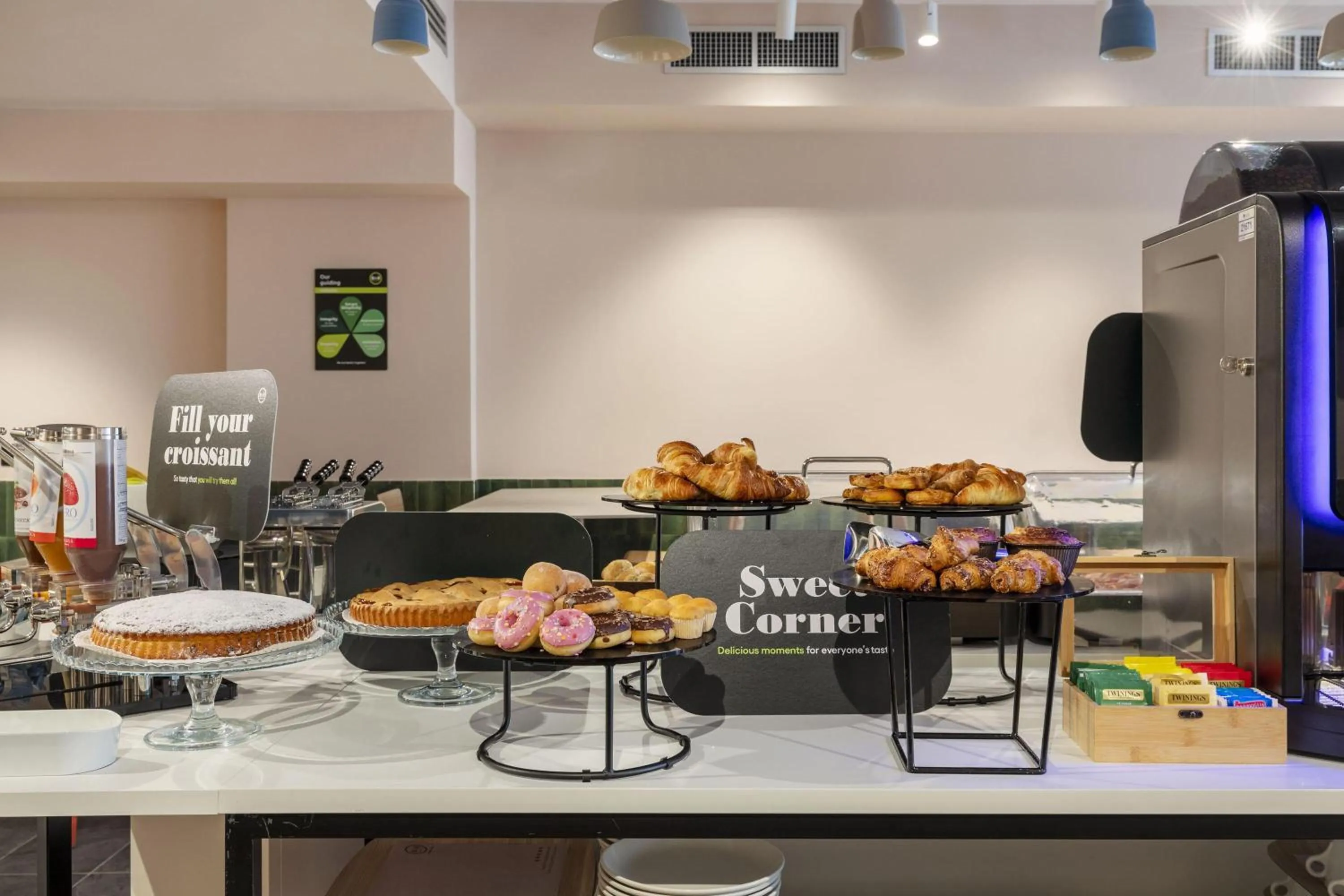 Restaurant/places to eat in B&B HOTEL Como Baradello