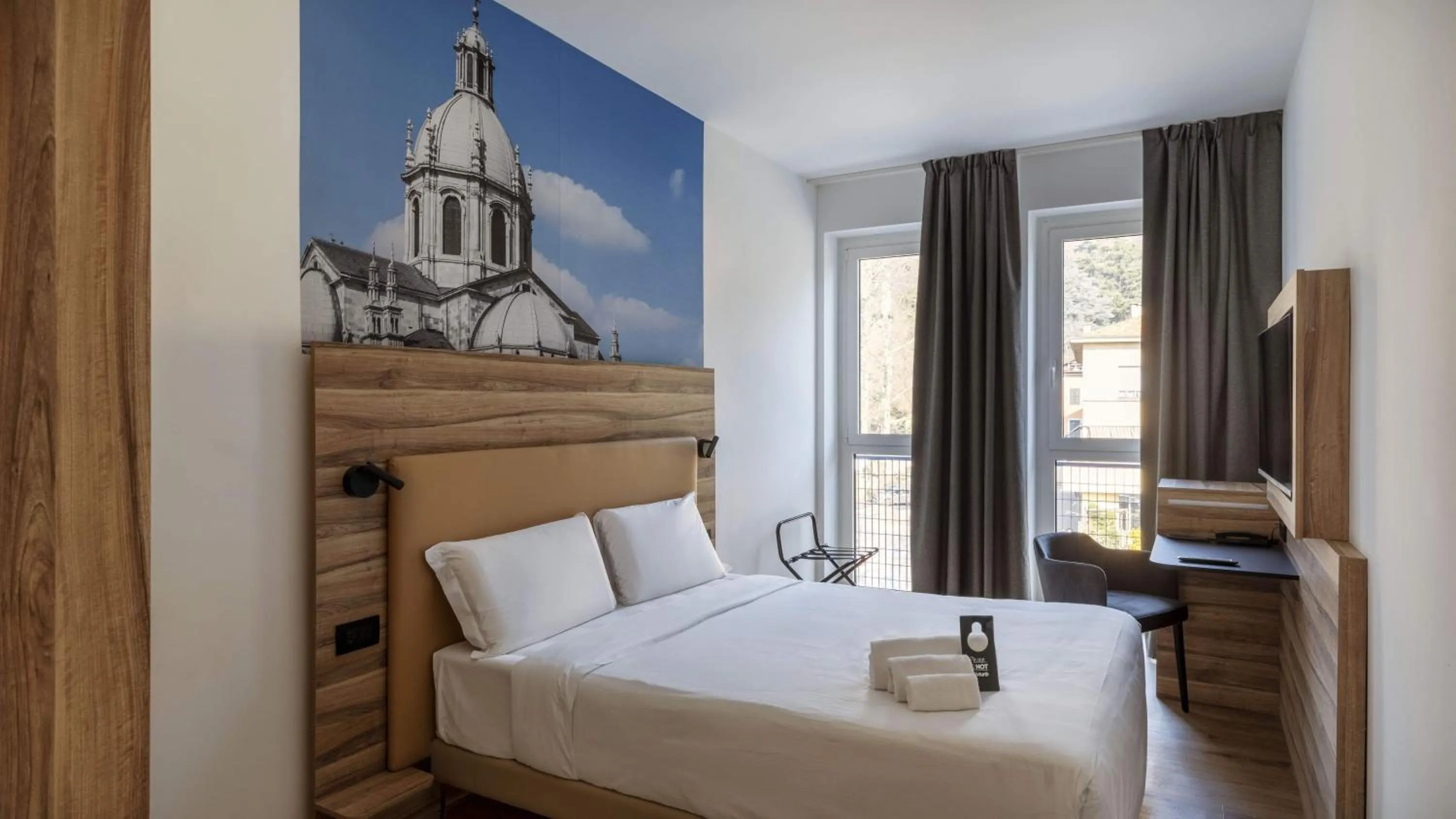 Photo of the whole room, Bed in B&B HOTEL Como Baradello