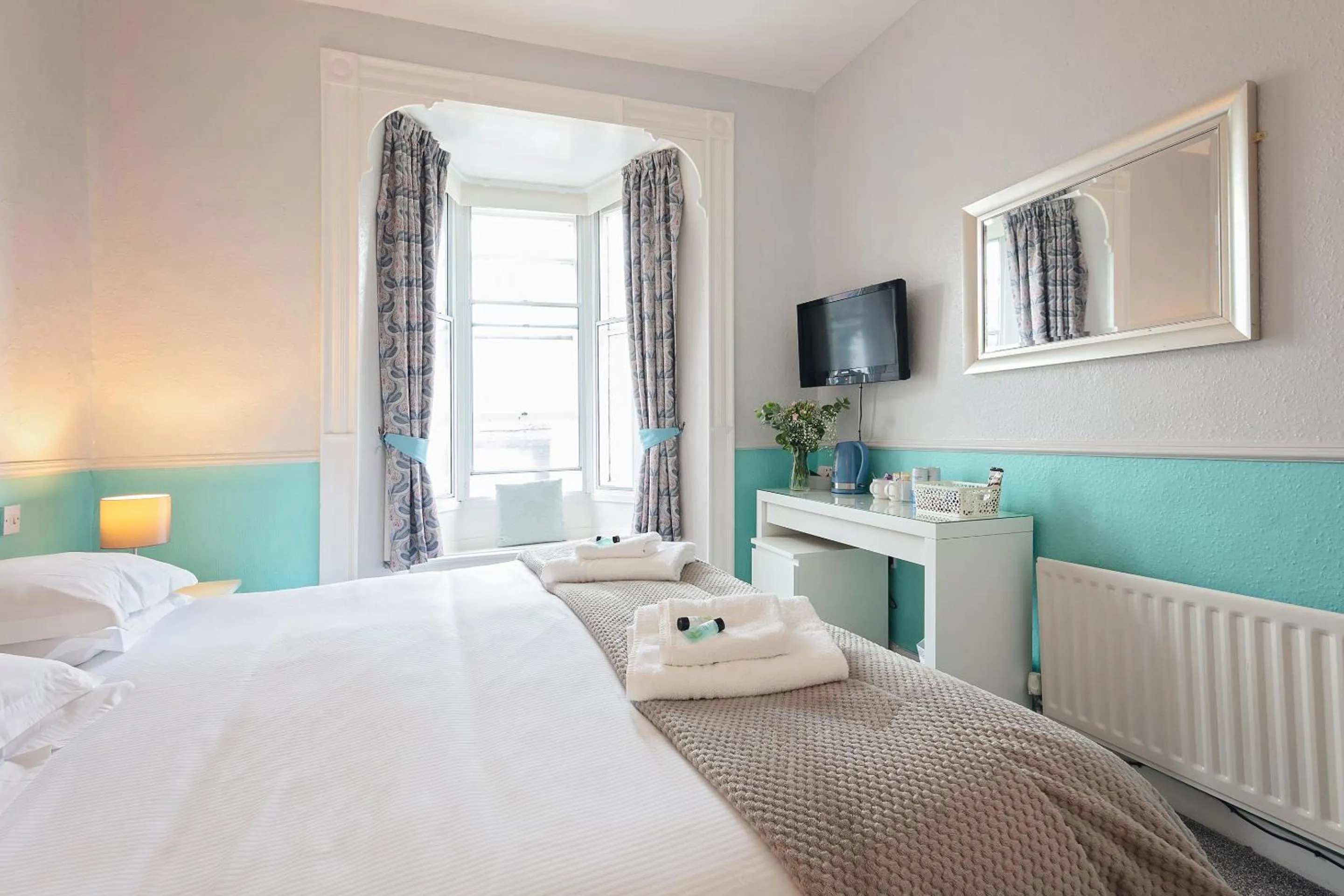 Bedroom, Bed in The Tavern - Steakhouse and Lodge