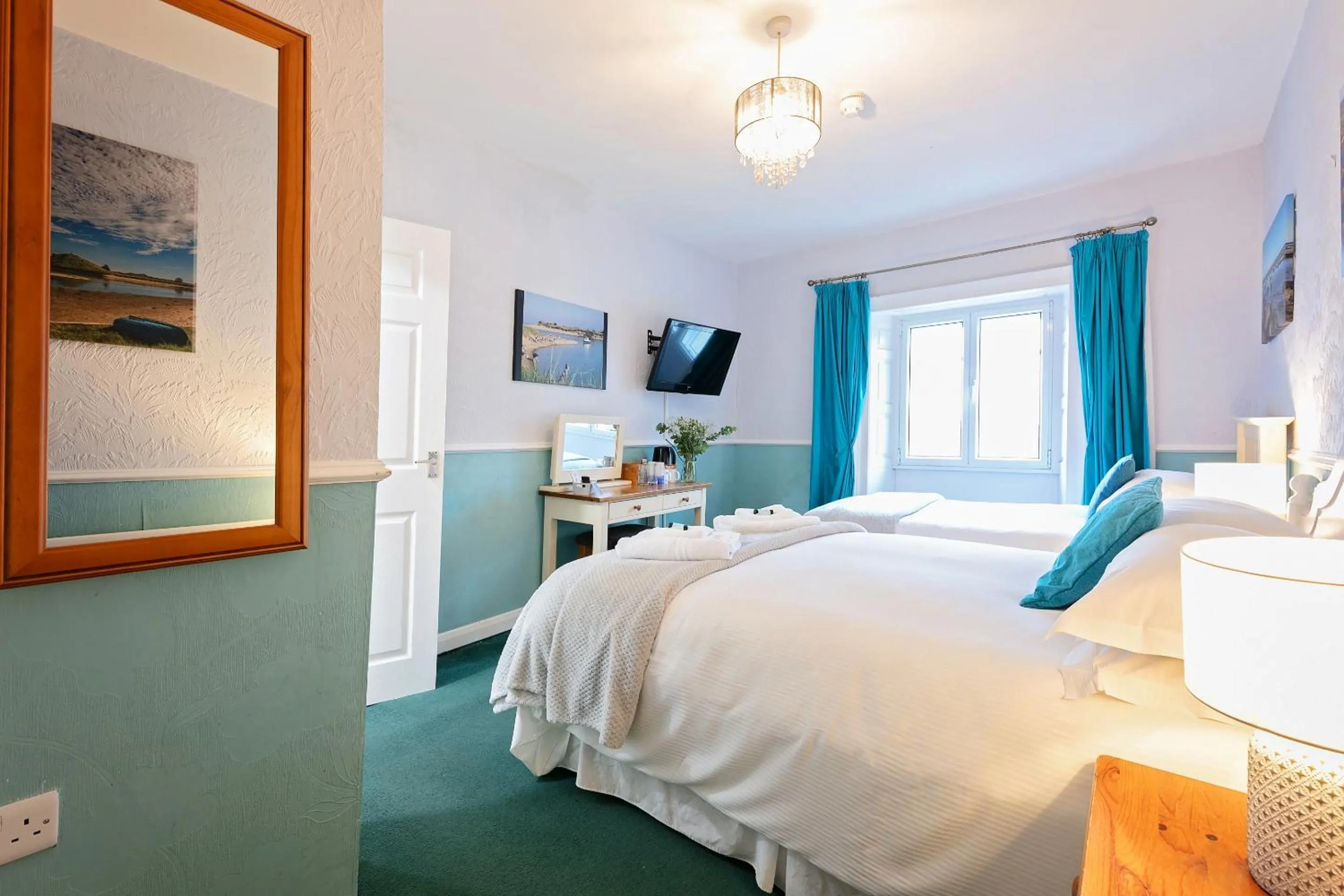 Bedroom, Bed in The Tavern - Steakhouse and Lodge