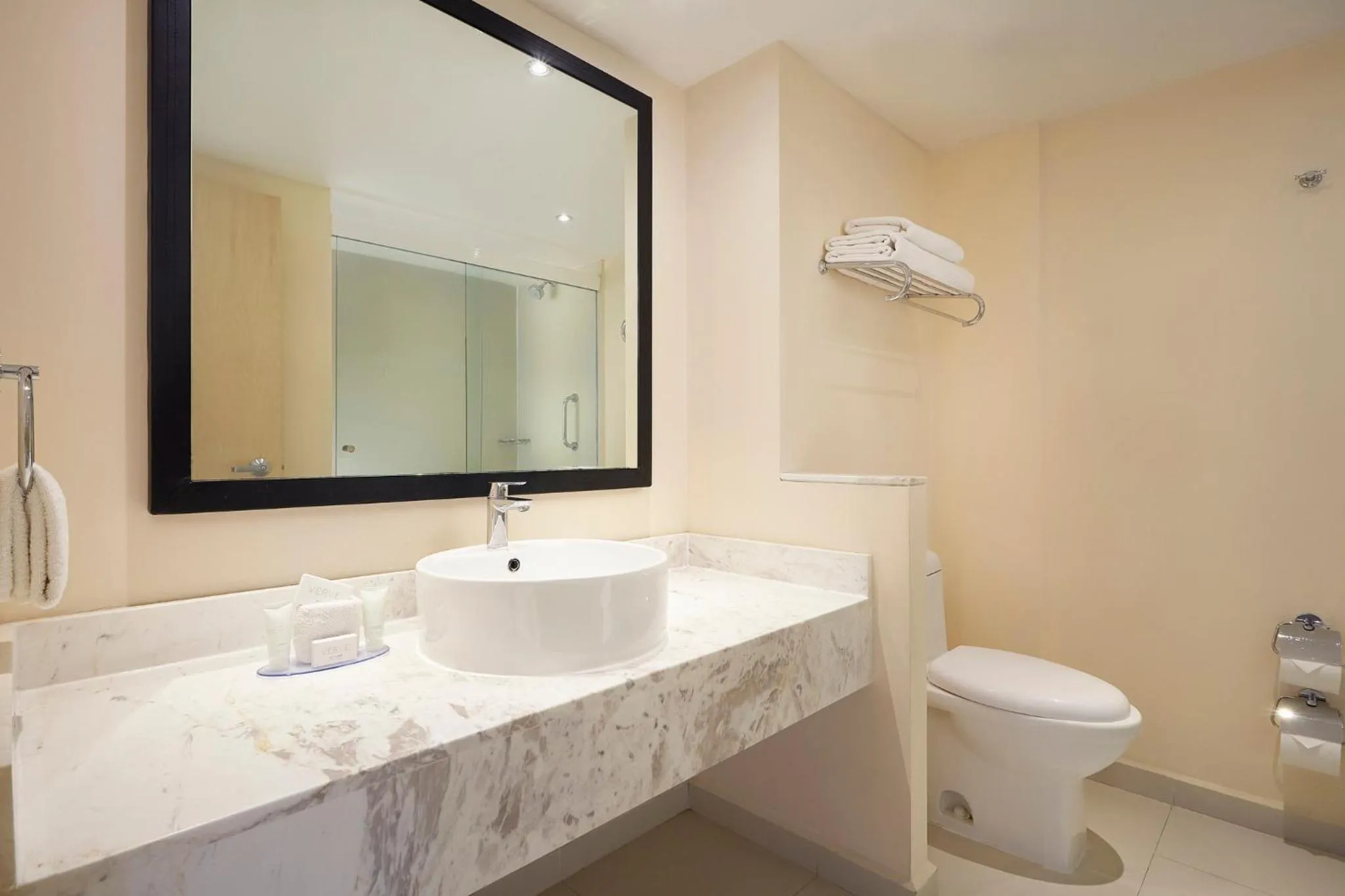 Bathroom in One Saltillo Aeropuerto