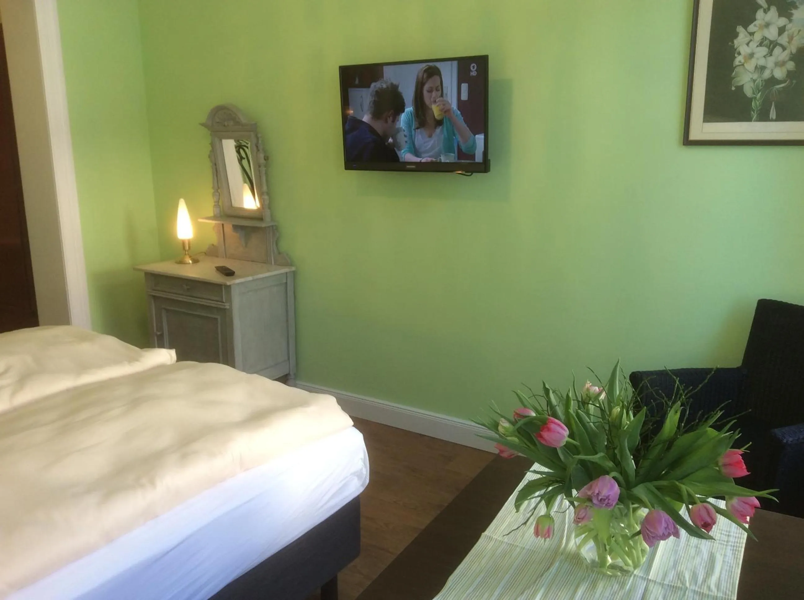 Photo of the whole room, Bed in Hugos Haus & Berthas Haus