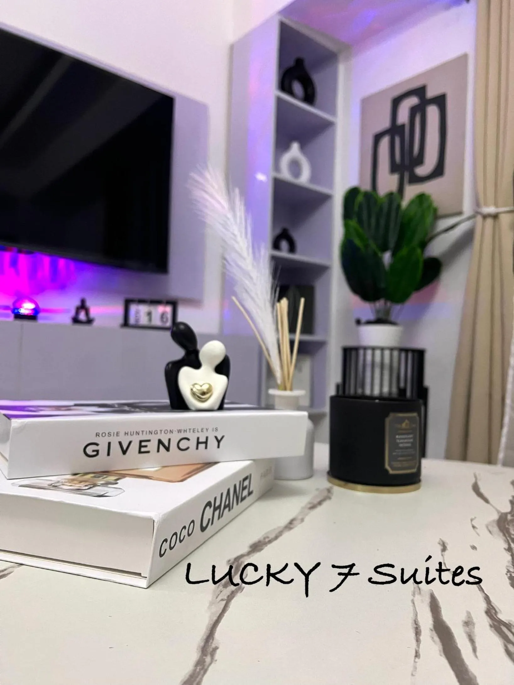 LUCKY 7 Suites