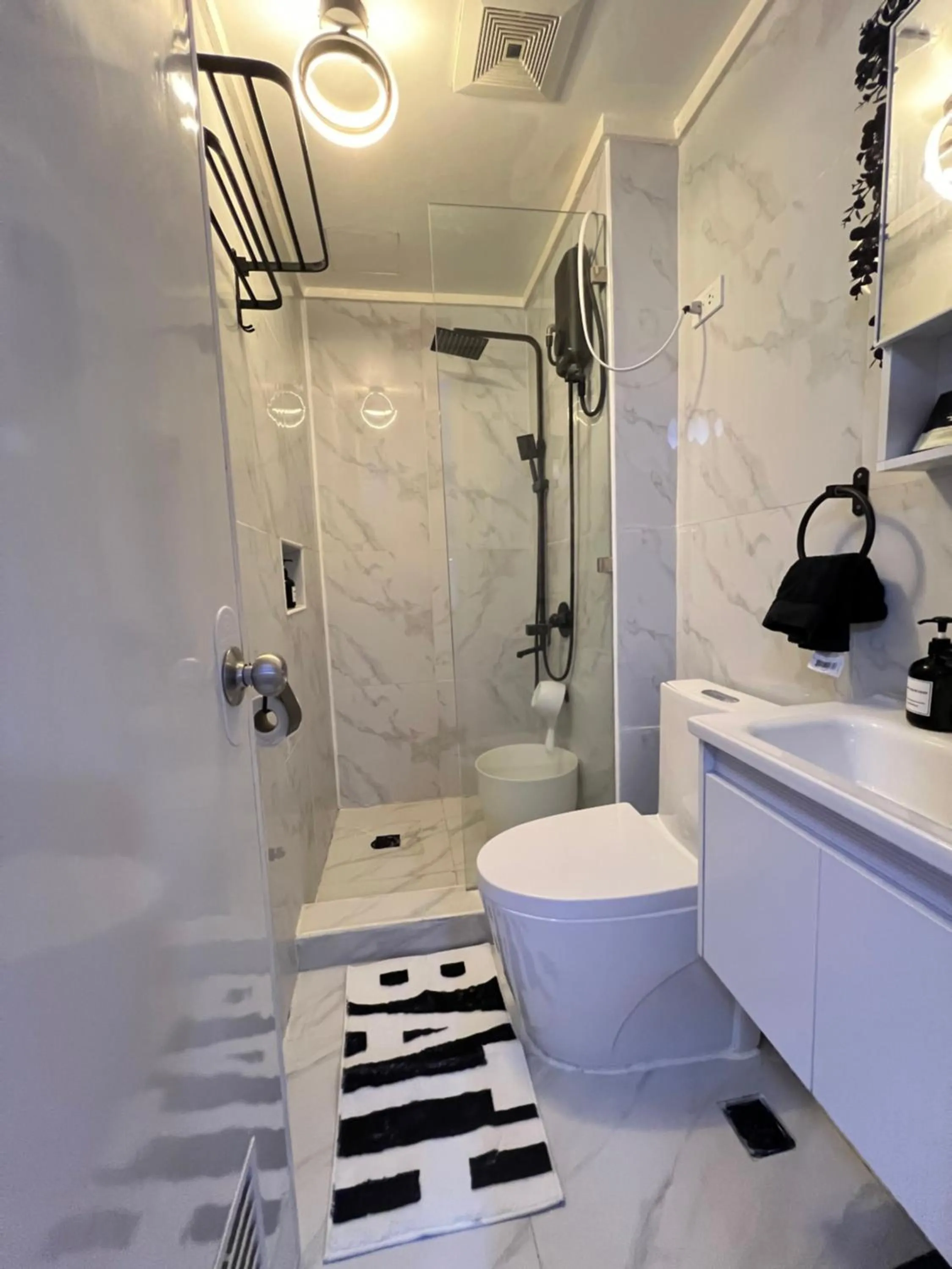 Shower in LUCKY 7 Suites