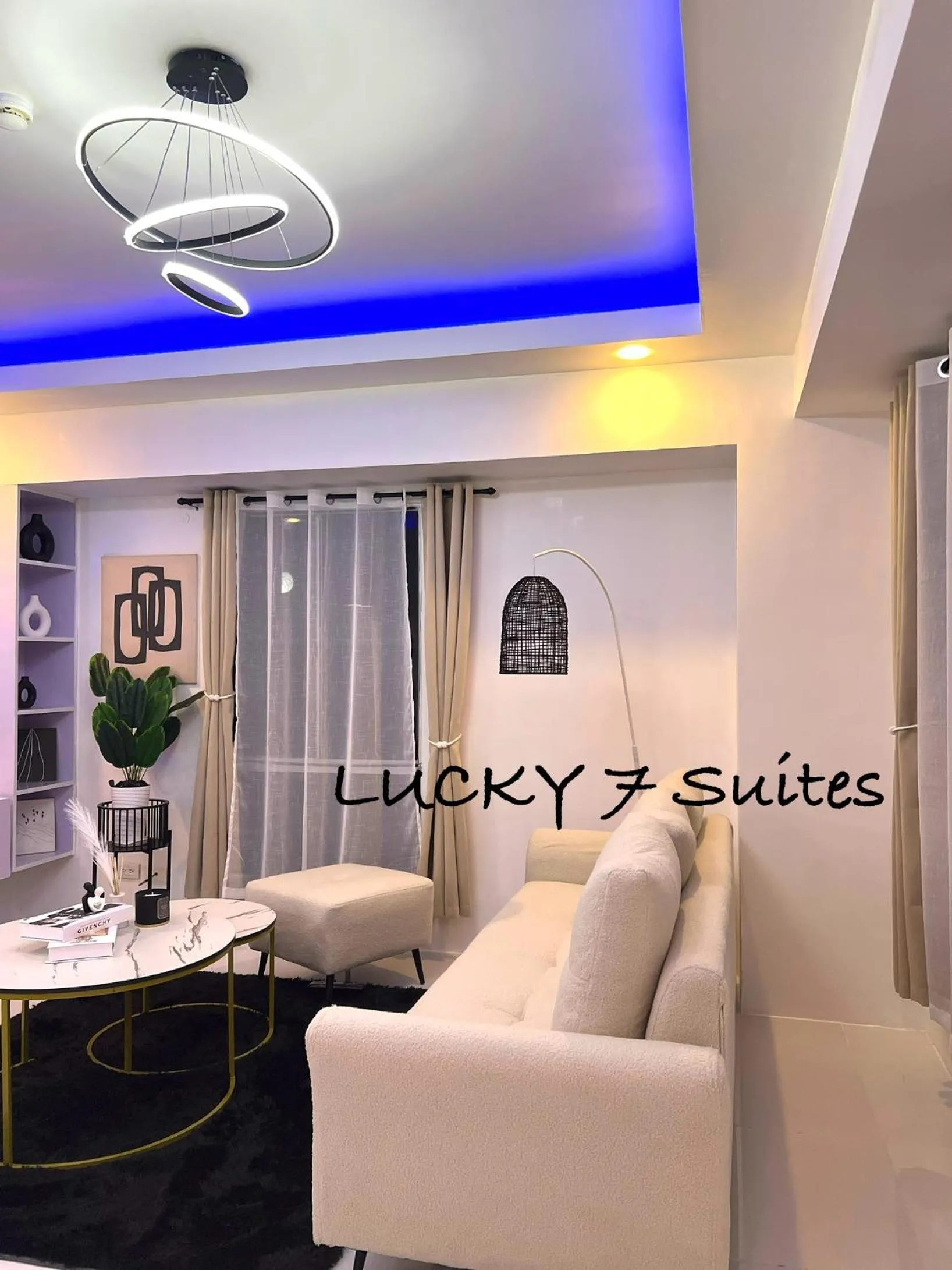 LUCKY 7 Suites