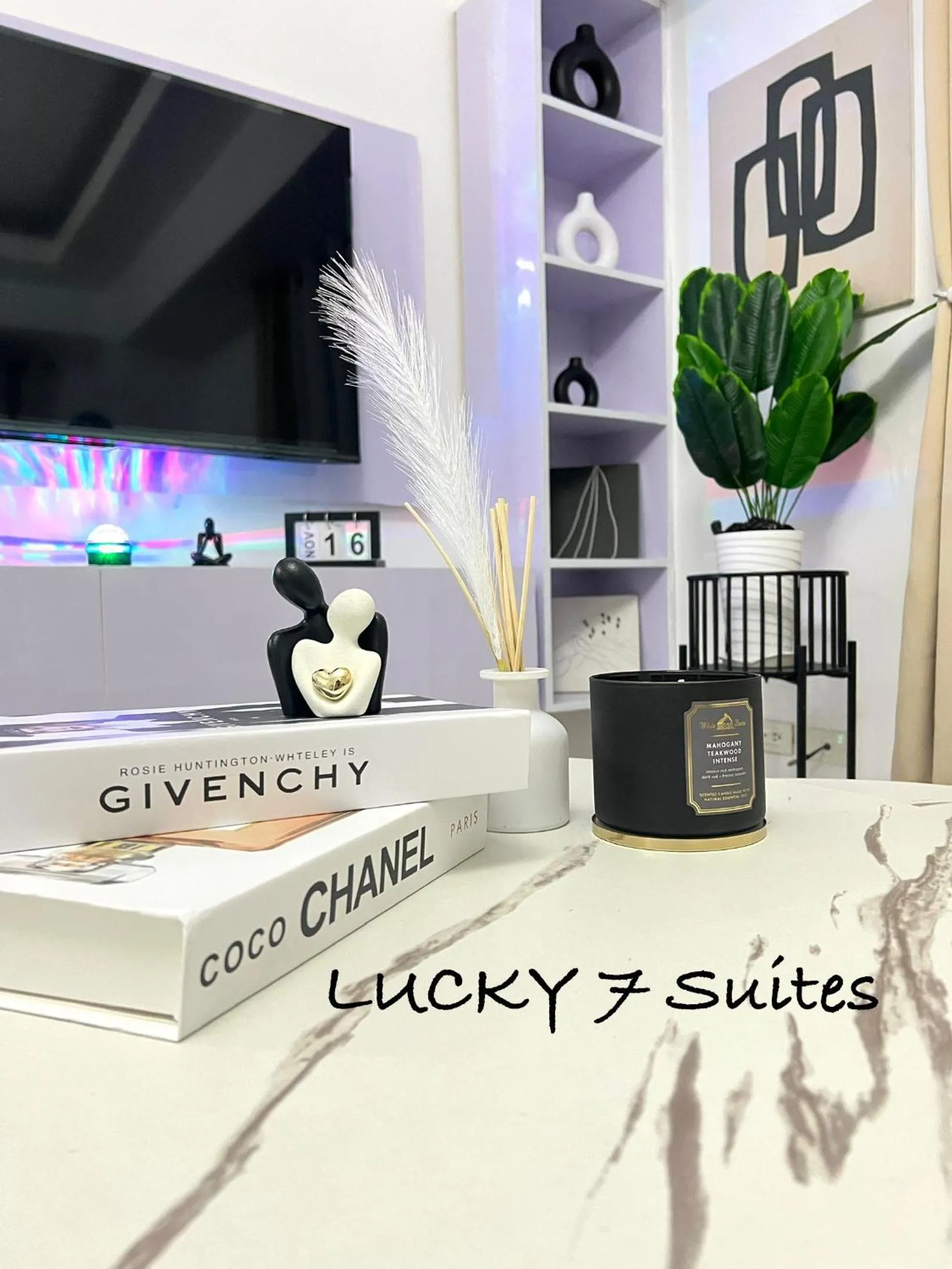 LUCKY 7 Suites
