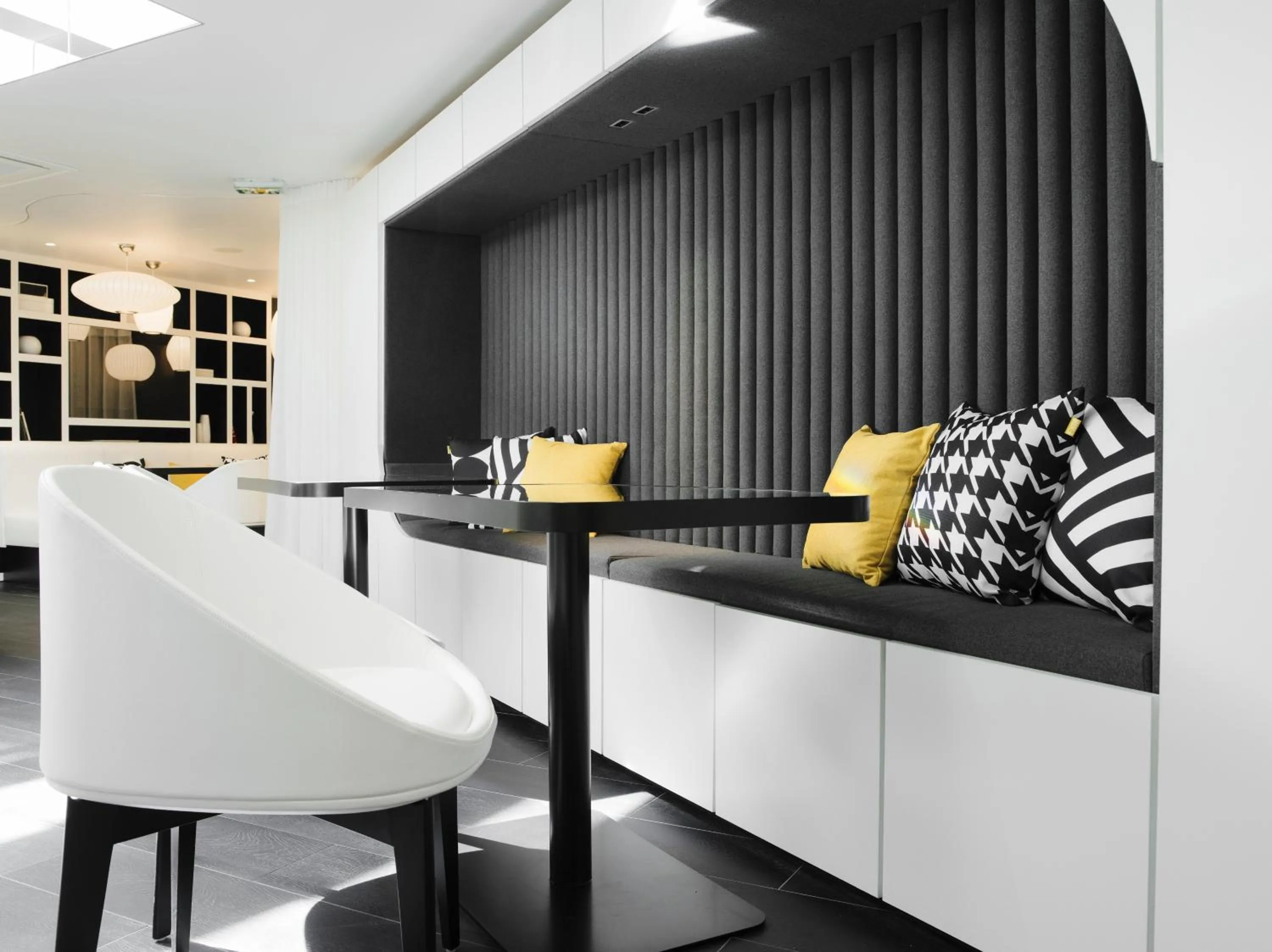 Communal lounge/ TV room in Hotel Ekta Champs Elysées