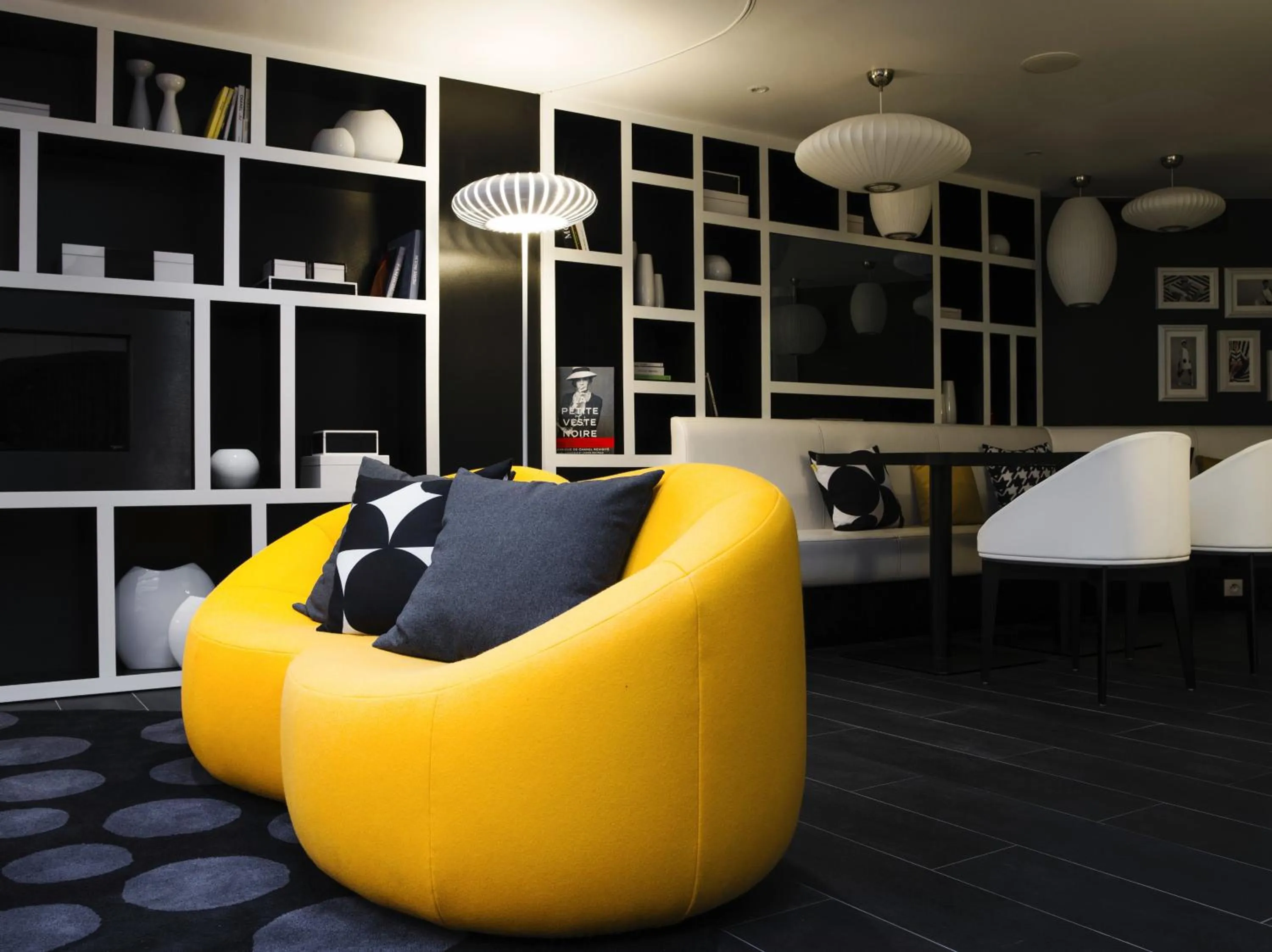 Communal lounge/ TV room in Hotel Ekta Champs Elysées